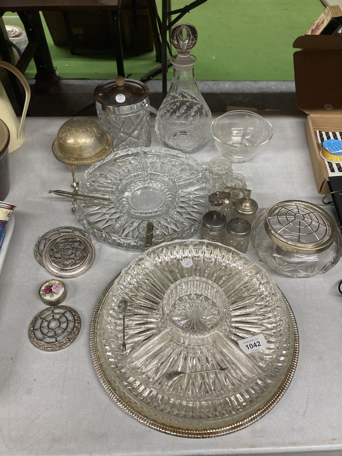 A QUANTITY OF VINTAGE GLASSWARE TO INCLUDE A DECANTER, ICE BUCKET, SERVING PLATTERS, ROSE BOWL,