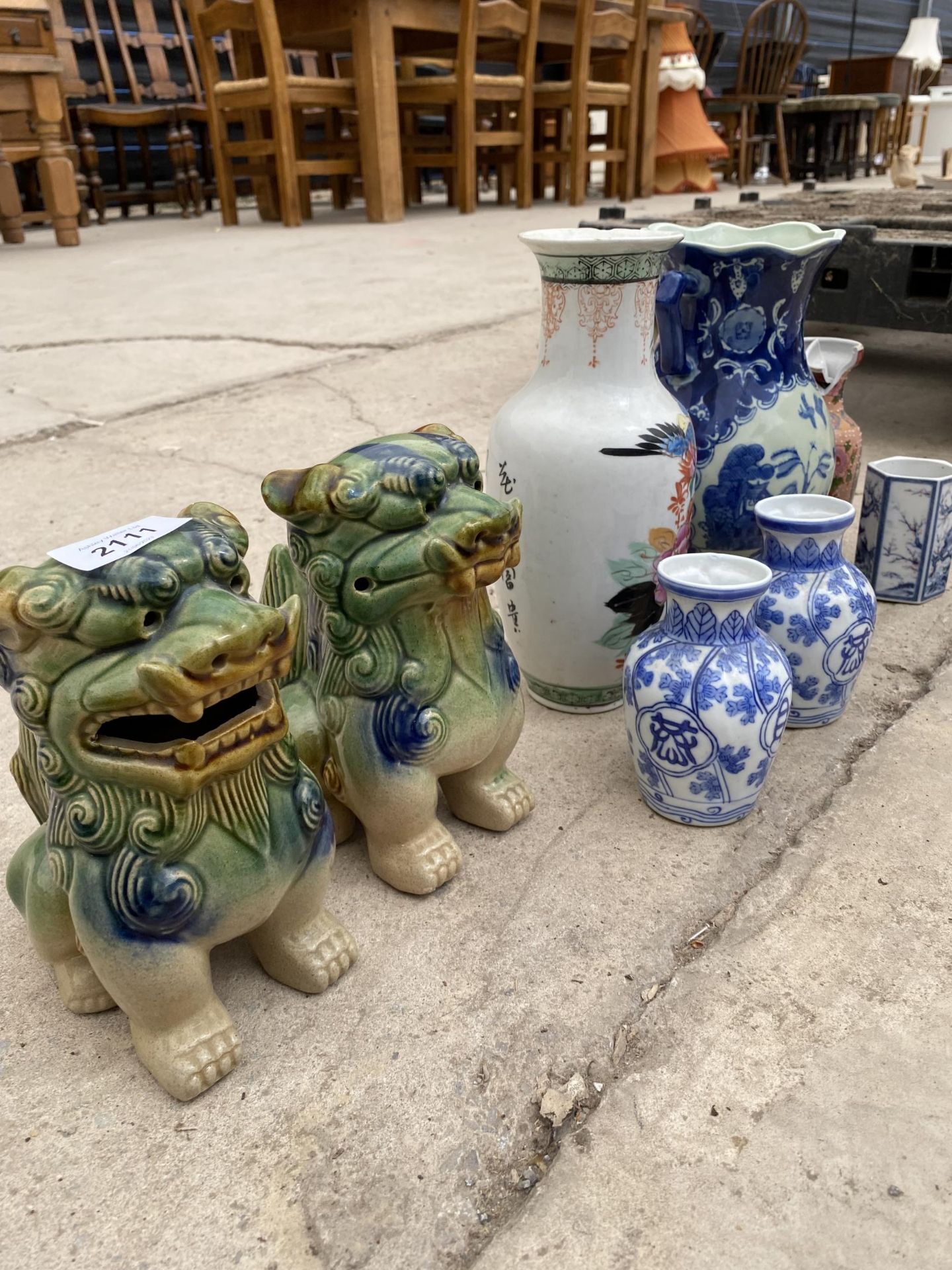 AN ASSORTMENT OF ORIENTAL CERAMICS TO INCLUDE FOO DOGS(ONE A/F), AND VASES (ONE A/F) - Image 2 of 3