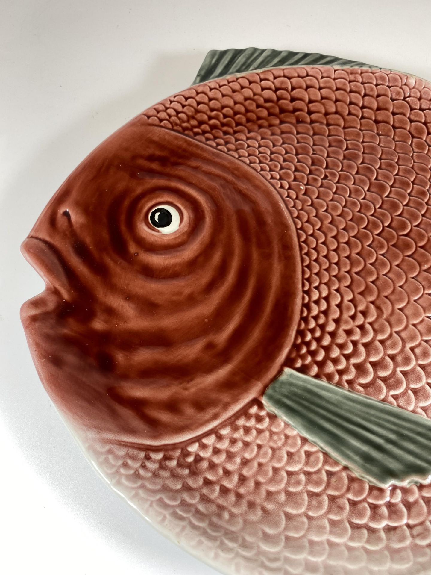 A PORTUGUESE BELO FAIANCAS POTTERY FISH DESIGN SERVING PLATTER, LENGTH 40CM - Image 2 of 4