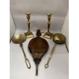 A QUANTITY OF VINTAGE BRASSWARE TO INCLUDE A PAIR OF CANDLESTICKS, CHESTNUT ROASTER, A SKILLET AND
