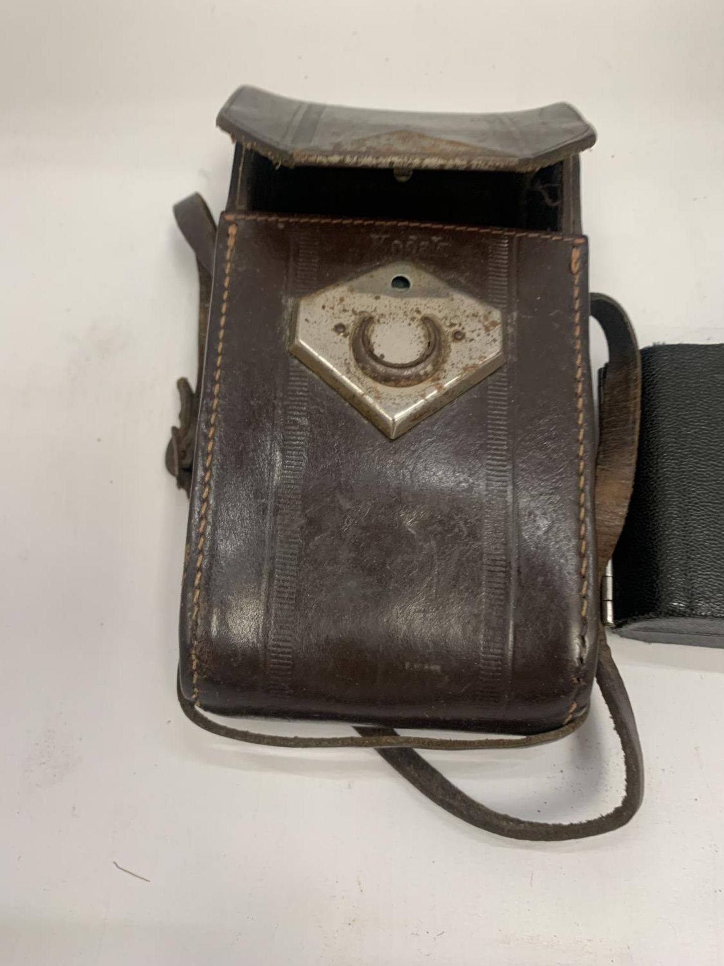 A VINTAGE KODAK CAMERA AND LEATHER CASE - Image 2 of 4