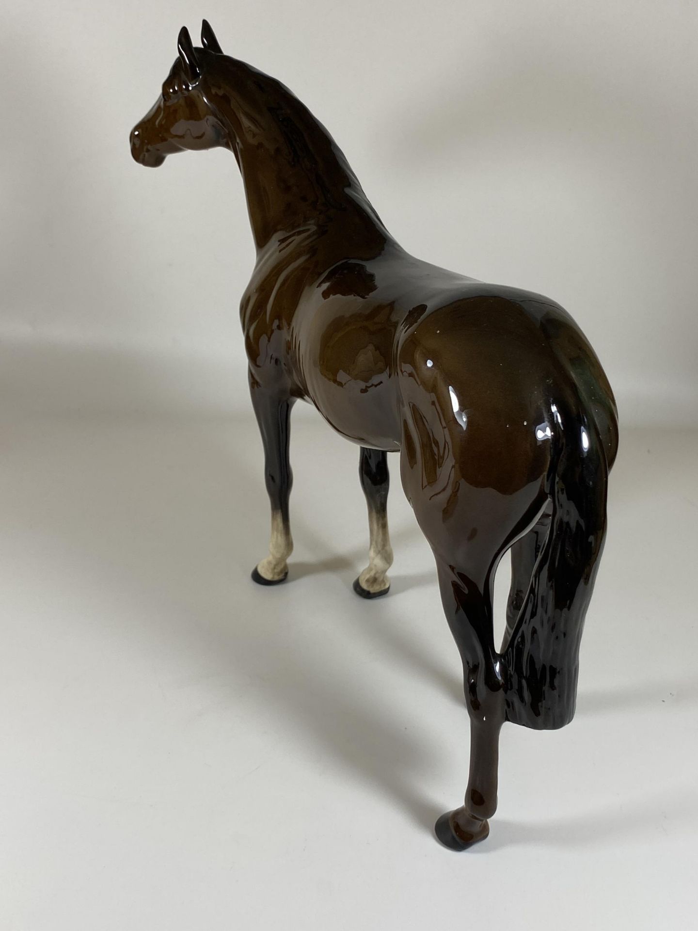 A LARGE BESWICK HUNTER RACEHORSE '1564' BROWN GLOSS HORSE FIGURE, HEIGHT 29CM - Image 2 of 3