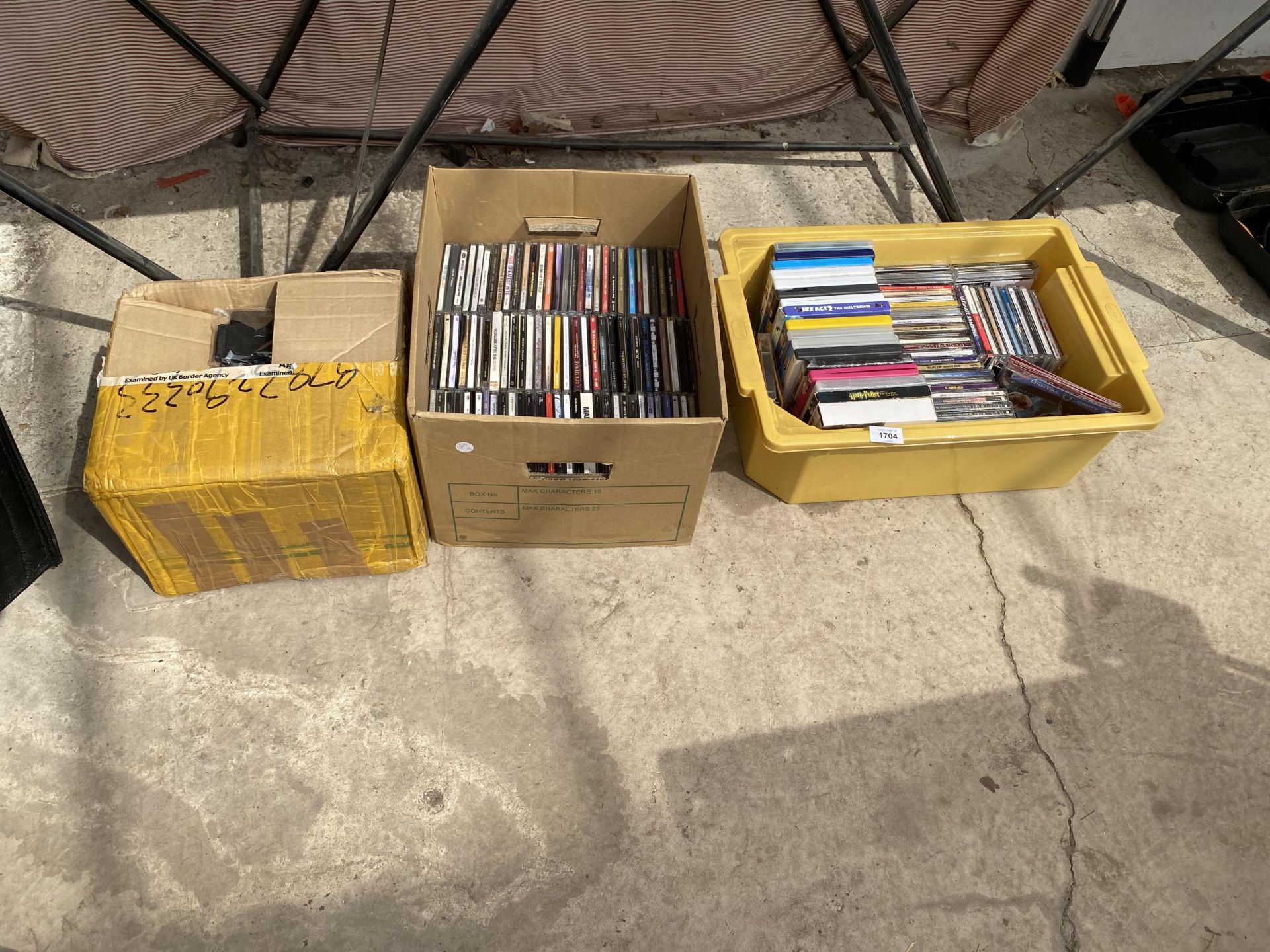 A LARGE QUANTITY OF CDS AND DVDS