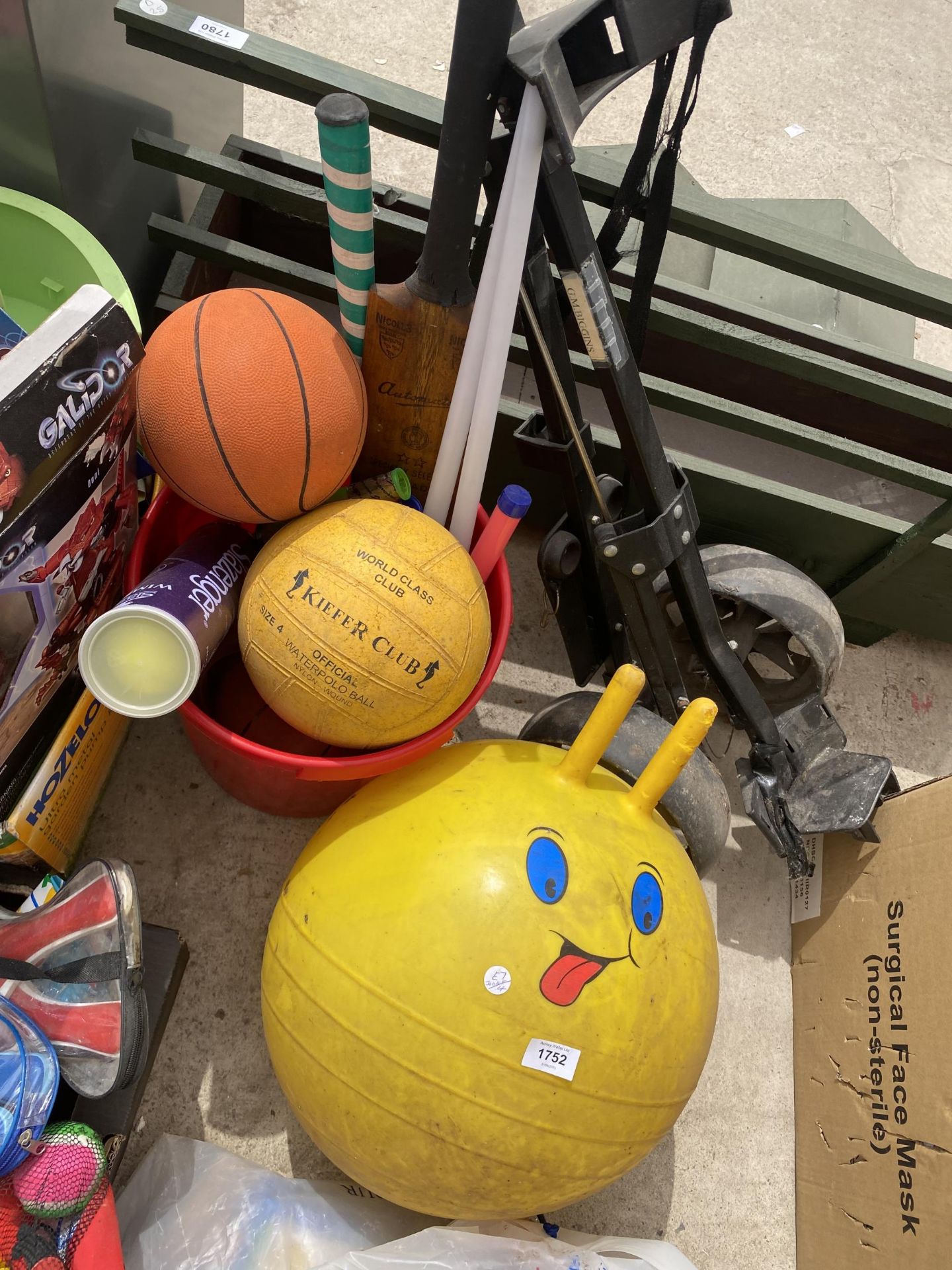 AN ASSORTMENT OF CHILDRENS TOYS AND SPORTS EQUIPMENT - Image 3 of 4