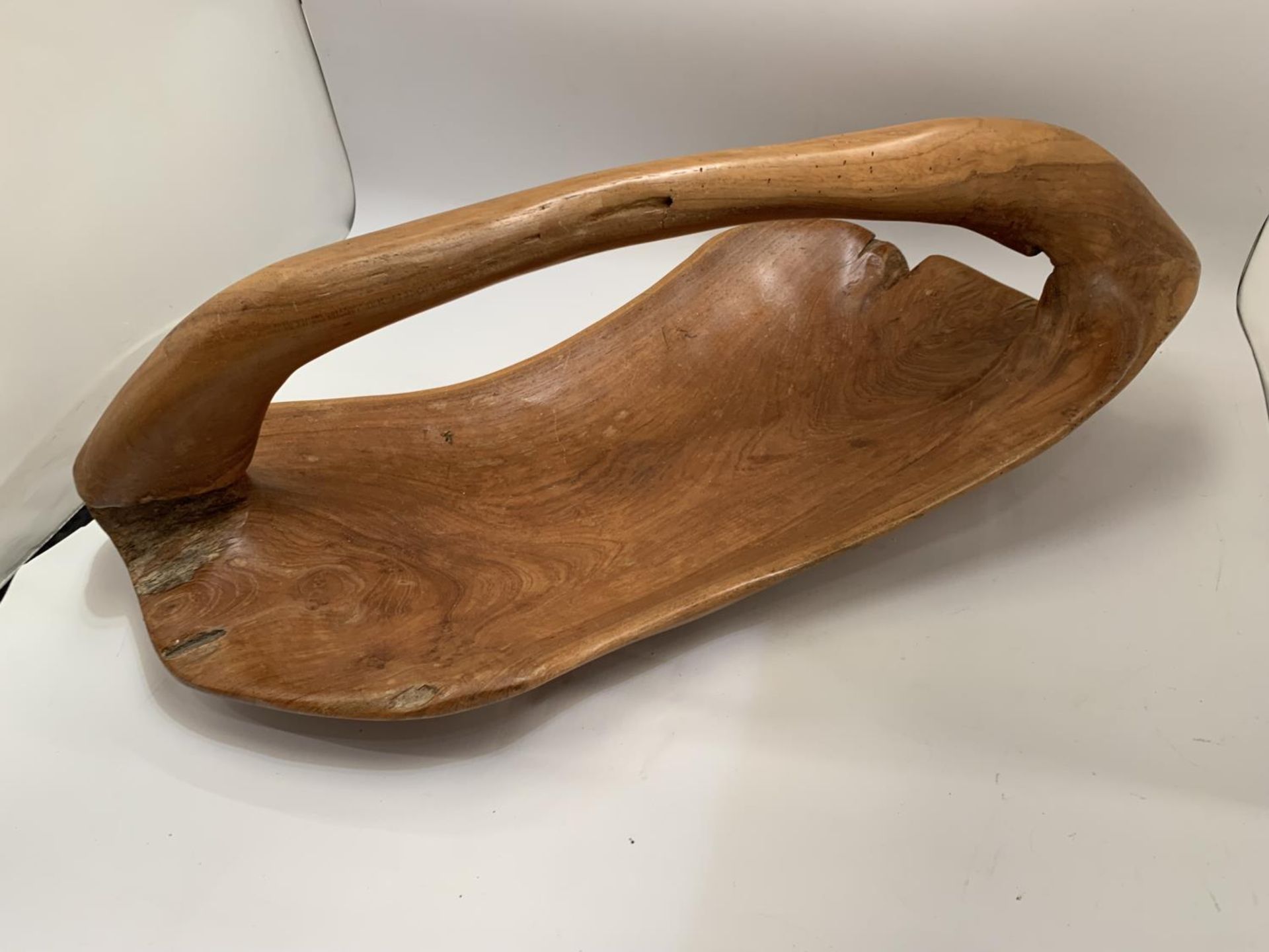 A LARGE VINTAGE HARDWOOD BOWL WITH HANDLE CARVED FROM ONE PIECE OF WOOD, LENGTH 50CM - Bild 3 aus 5