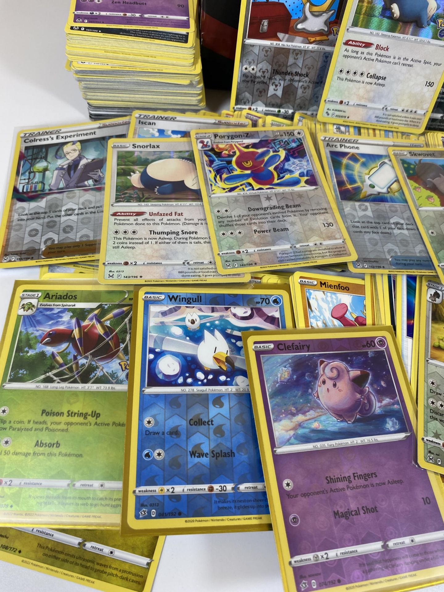 A POKEMON TRAINER BOX OF 350+ POKEMON CARDS, RARES, HOLOS, COUNTERS ETC - Image 3 of 5