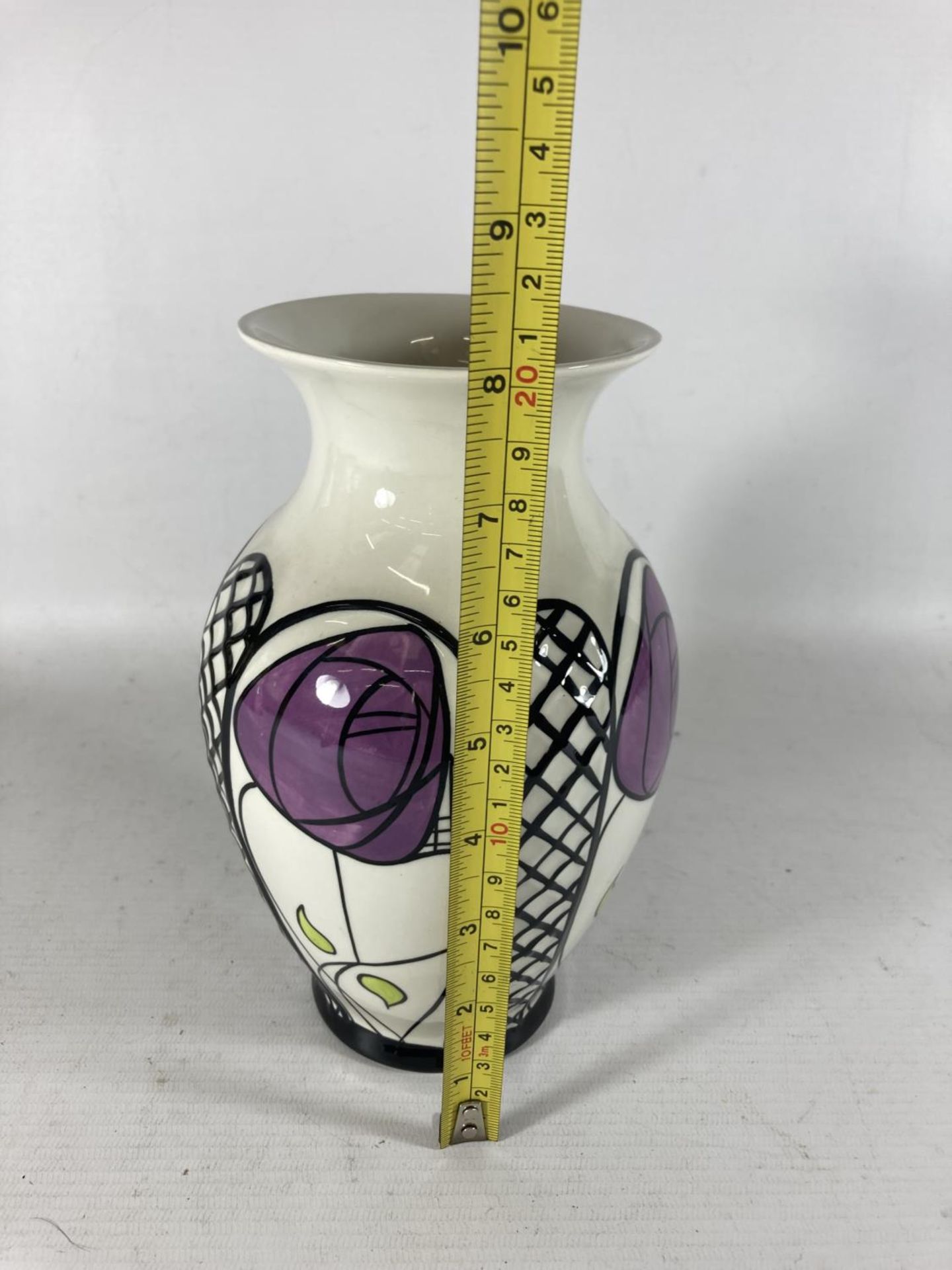 A HANDPAINTED AND SIGNED LORNA BAILEY VASE CHARLES RENNIE MACKINTOSH PATTERN HEIGHT 20CM - Image 4 of 4