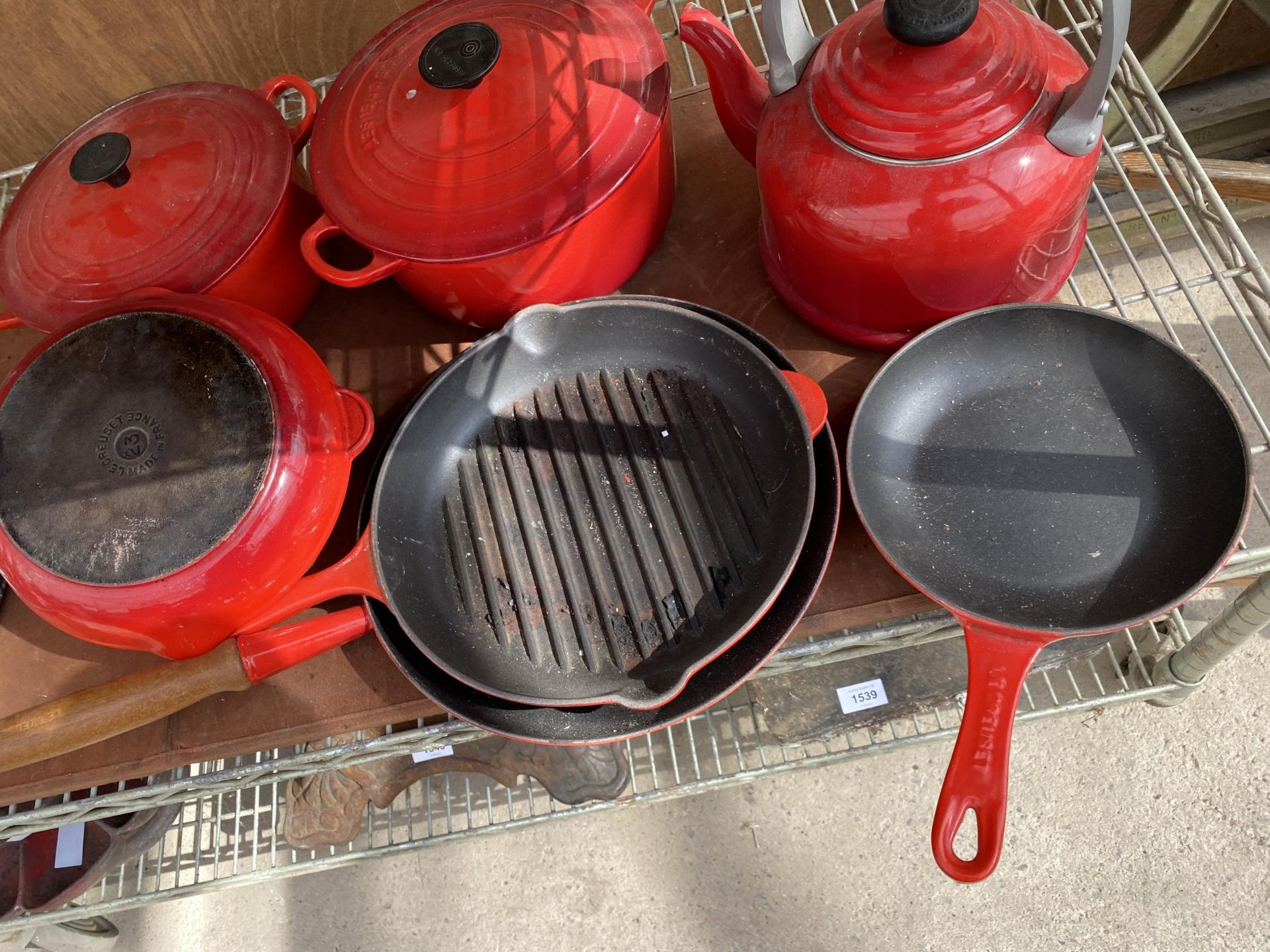 A RED LE CREUSET PAN SET WITH THREE CASAROLE DISHES, FOUR FRYING PANS AND A KETTLE - Image 4 of 5