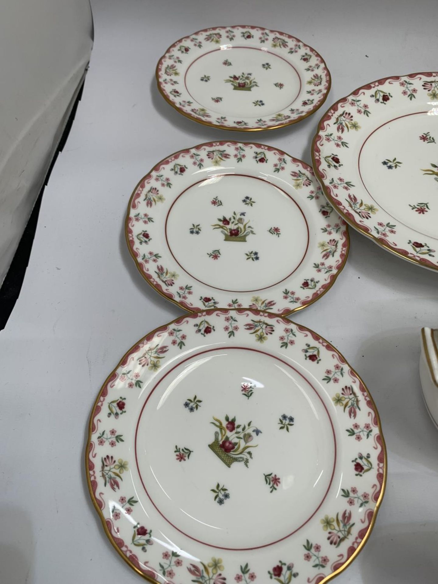 A QUANTITY OF WEDGWOOD 'BIANCA' TO INCLUDE A CAKE PLATE, SIDE PLATES, CREAM JUG AND SUGAR BOWL - Bild 5 aus 6