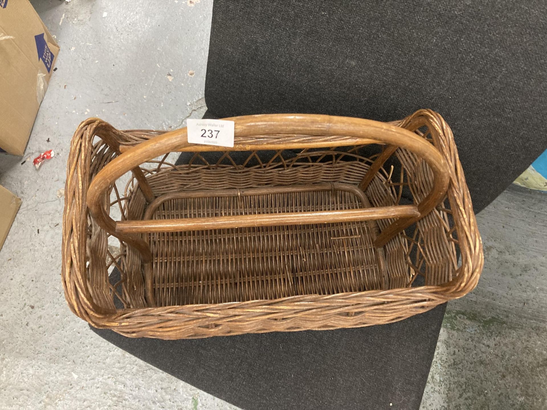 A VINTAGE WICKER BASKET - Image 3 of 3