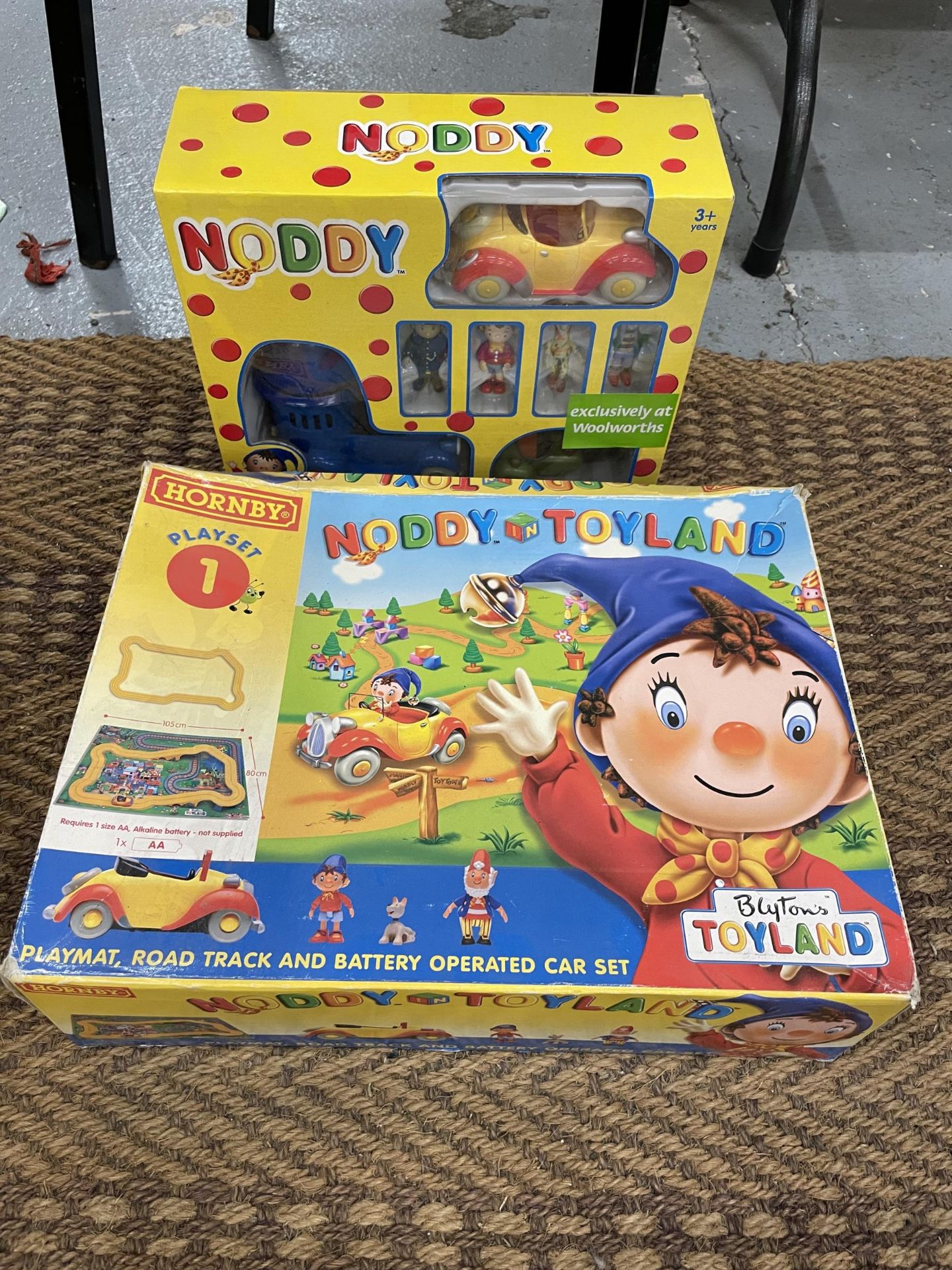 TWO BOXED NODDY ITEMS TO INCLUDE TOYLAND PLAYSET AND A VEHICLE SET WITH FIGURINES