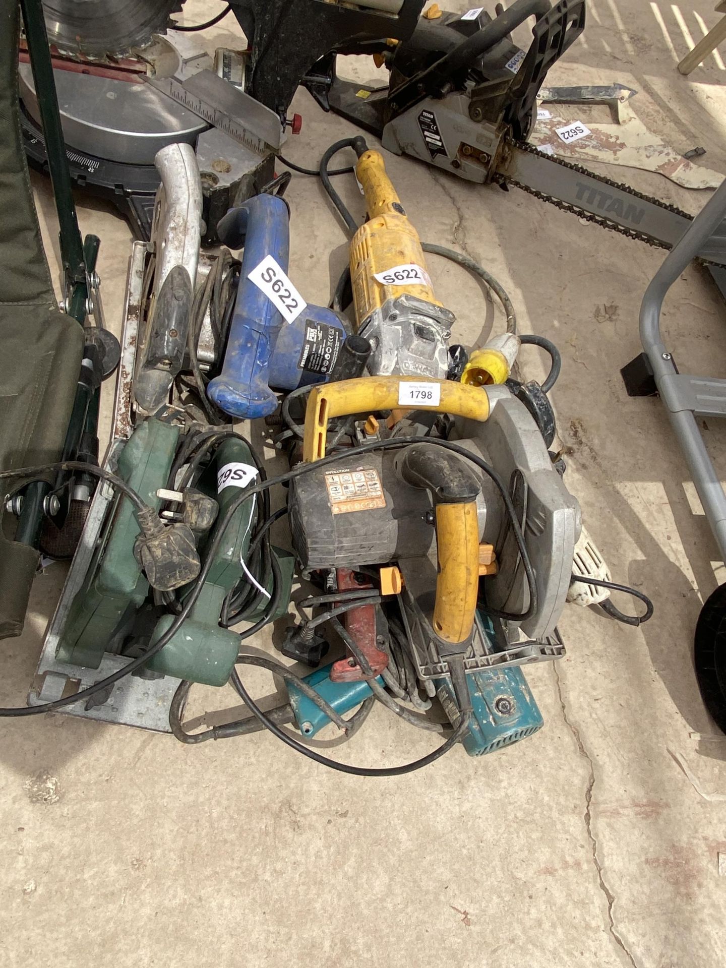 AN ASSORTMENT OF POWER TOOLS TO INCLUDE A DEWALT GRINDER AND RIP SAWS ETC