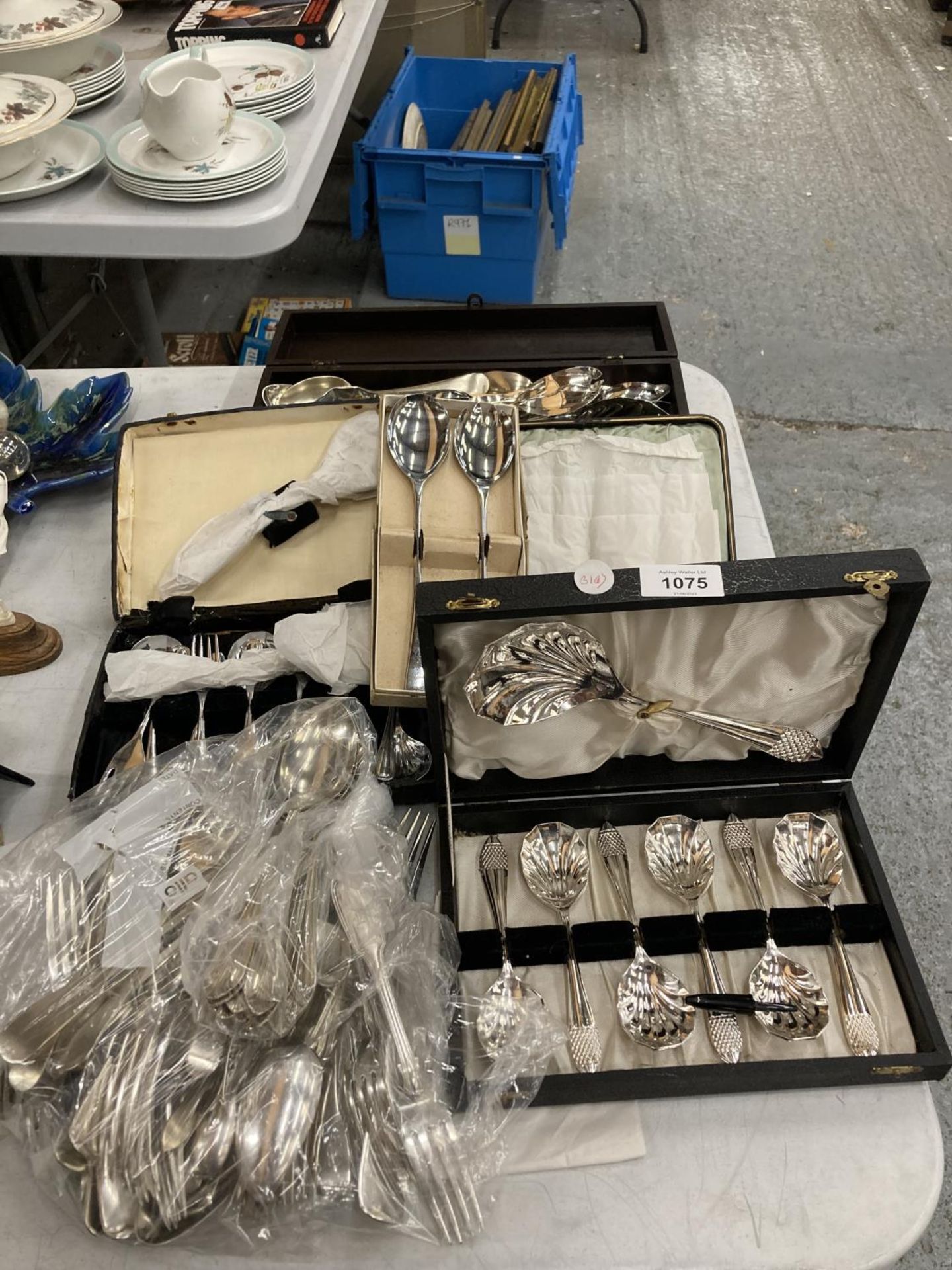 A GROUP OF SILVER PLATED FLATWARE, CASED ITEMS ETC