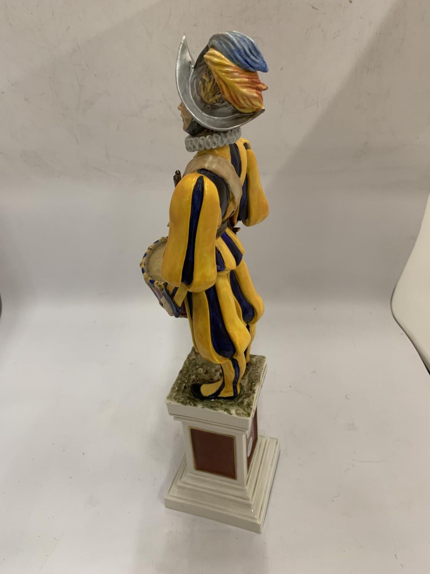 AN ITALIAN CERAMIC FIGURE OF A JESTER WITH SIGNATURE TO BASE HEIGHT 42CM - Image 2 of 3