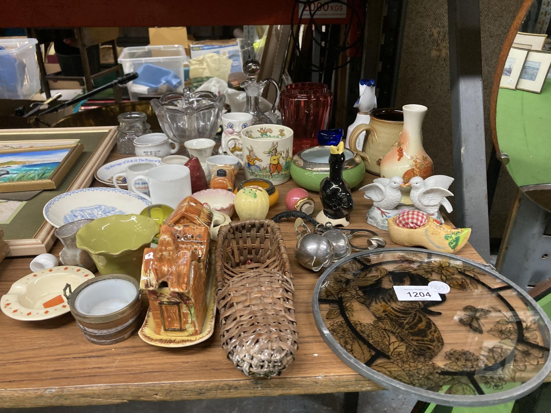 A LARGE MIXED LOT TO INCLUDE CERAMICS, GLASSWARE, ETC