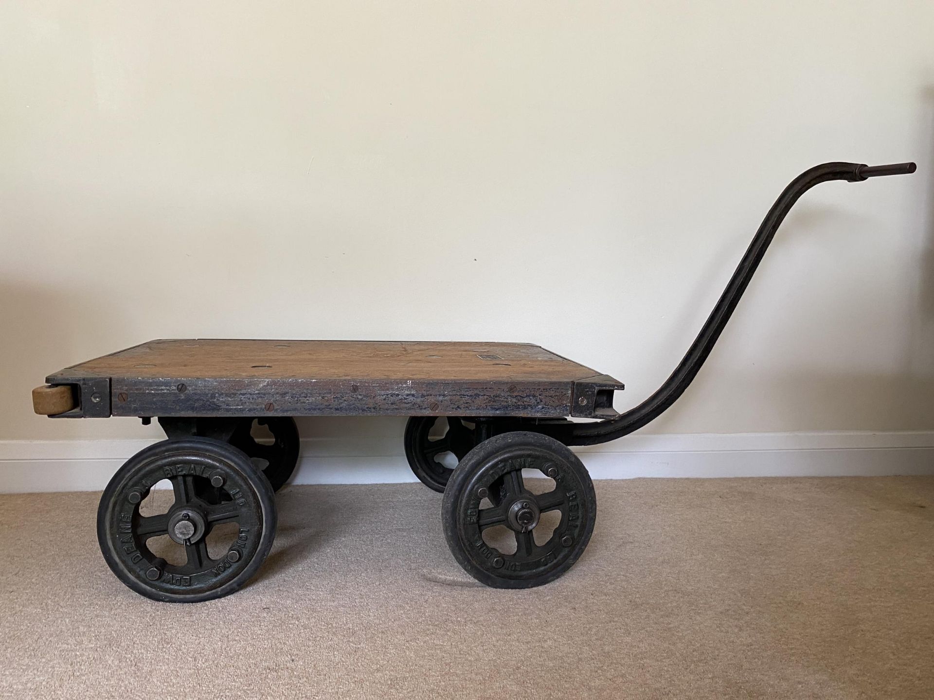 A VINTAGE BANKERS BULLION PLATFORM TROLLEY BY EDWARD, DEANE & BEALE LTD ENGINEERS, LONDON BRIDGE - Bild 2 aus 7