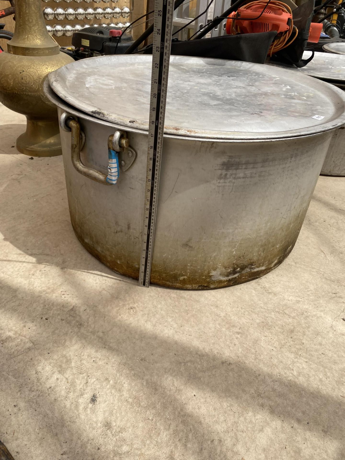 A VERY LARGE STAINLESS STEEL COOKING POT WITH LID - Image 3 of 3