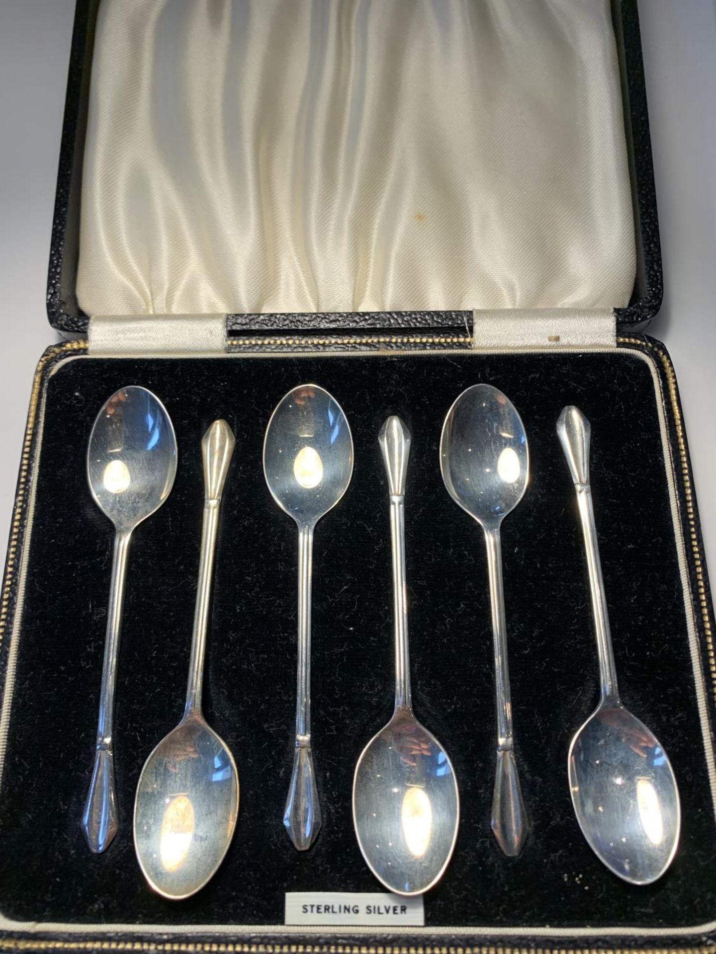 A SET OF SIX HALLMARKED BIRMINGHAM SILVER COFFEE SPOONS IN PRESENTATION CASE - Image 2 of 3