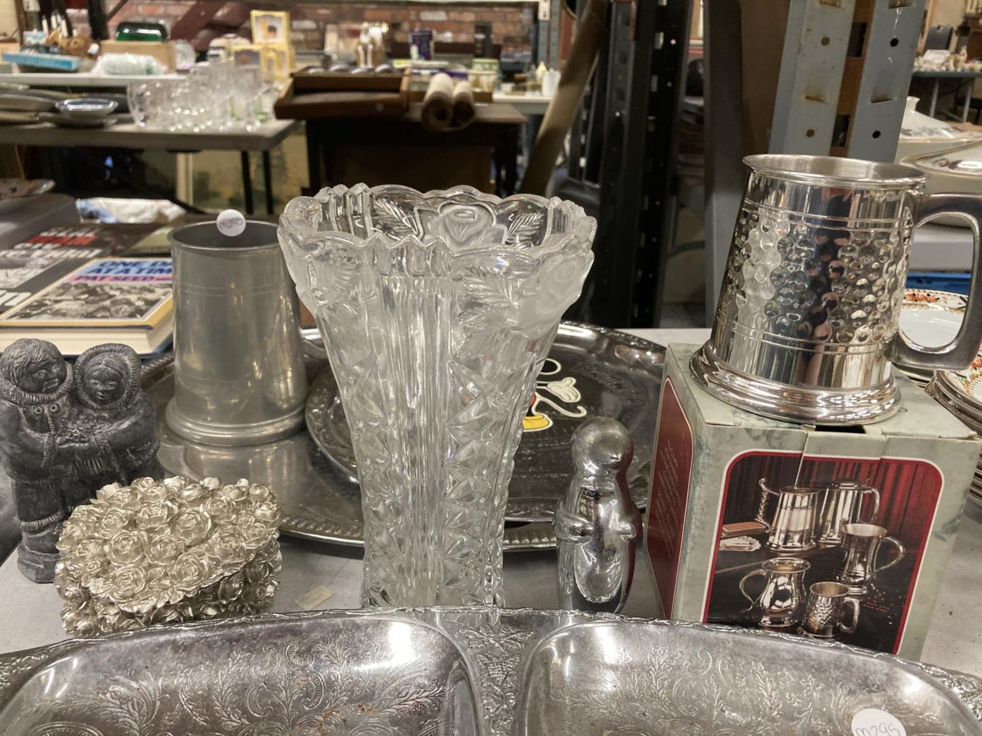 A MIXED LOT, SILVER PLATED TRAYS, PEWTER TANKARDS ETC - Bild 2 aus 4