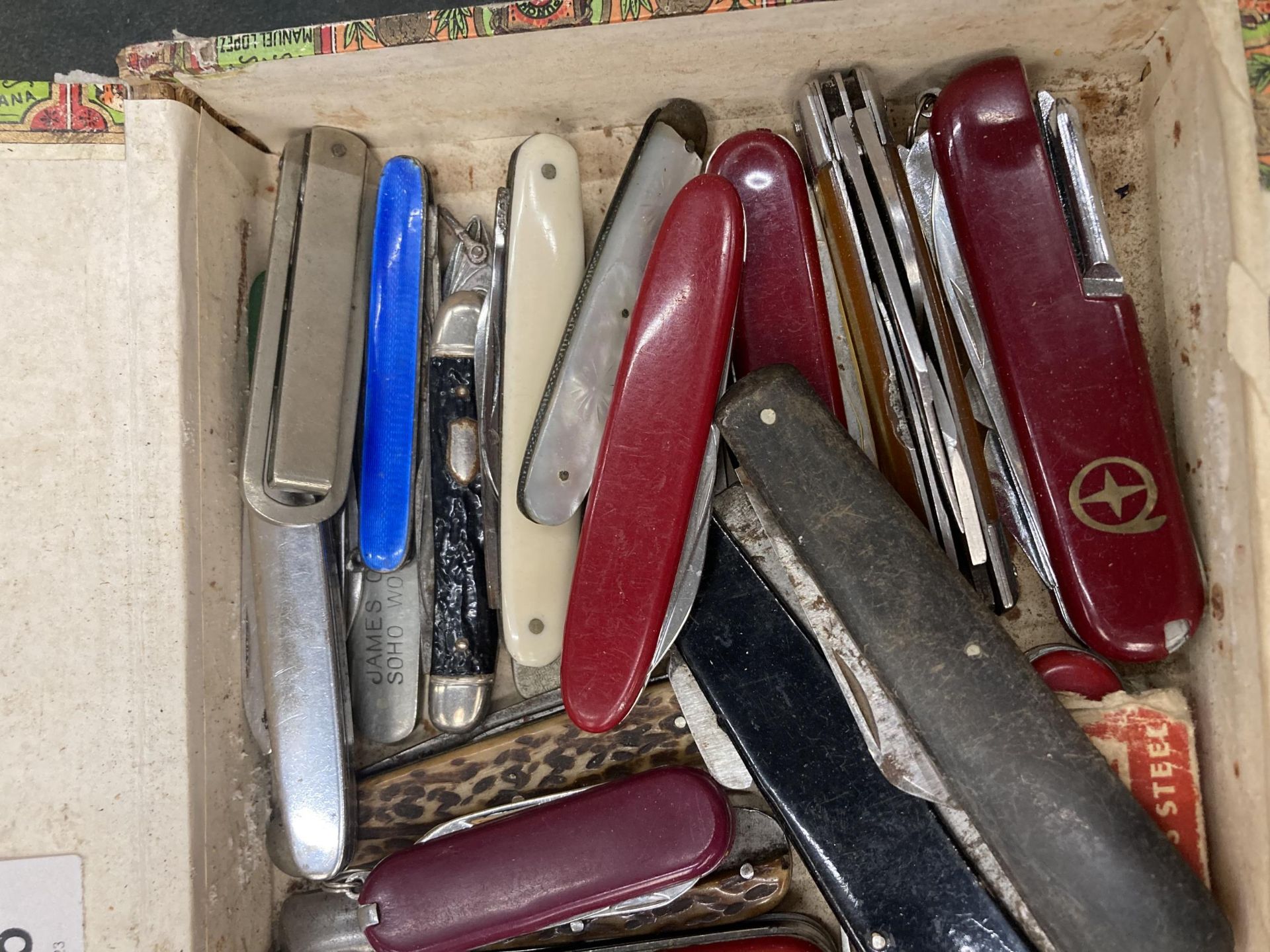A BOX OF VINTAGE SWISS ARMY KNIVES - Image 2 of 4