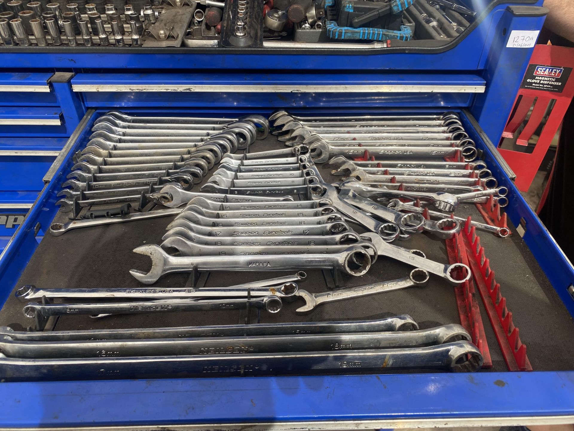 A LARGE TWENTY DRAWER FOUR WHEELED METAL SNAPON MECHANICS CHEST, FULL OF SNAP ON TOOLS TO INCLUDE - Image 6 of 27