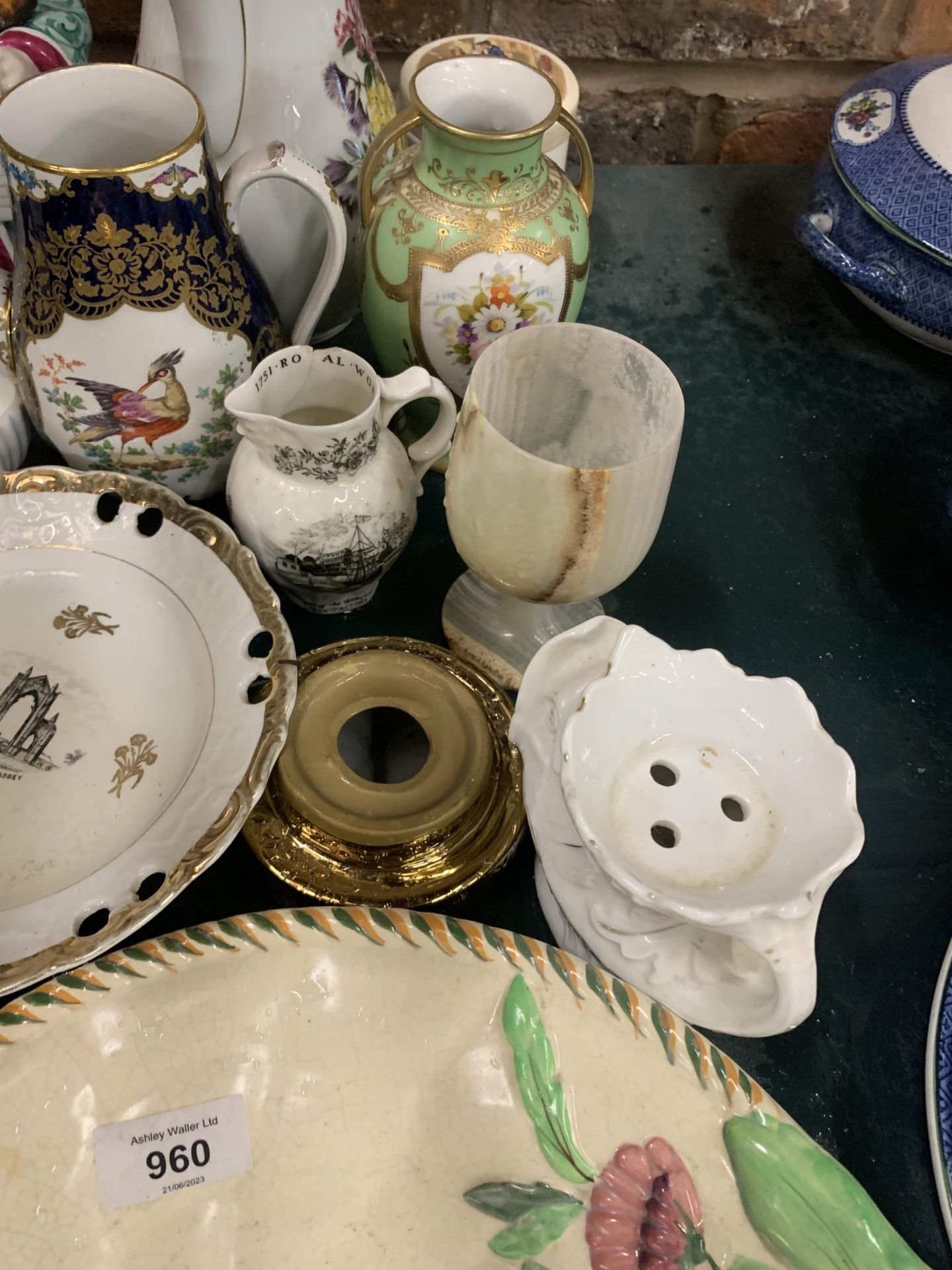 A MIXED LOT OF VINTAGE CERAMICS TO INCLUDE A COFFEE POT, VASE, JUGS, PLATES, ETC - Image 4 of 5