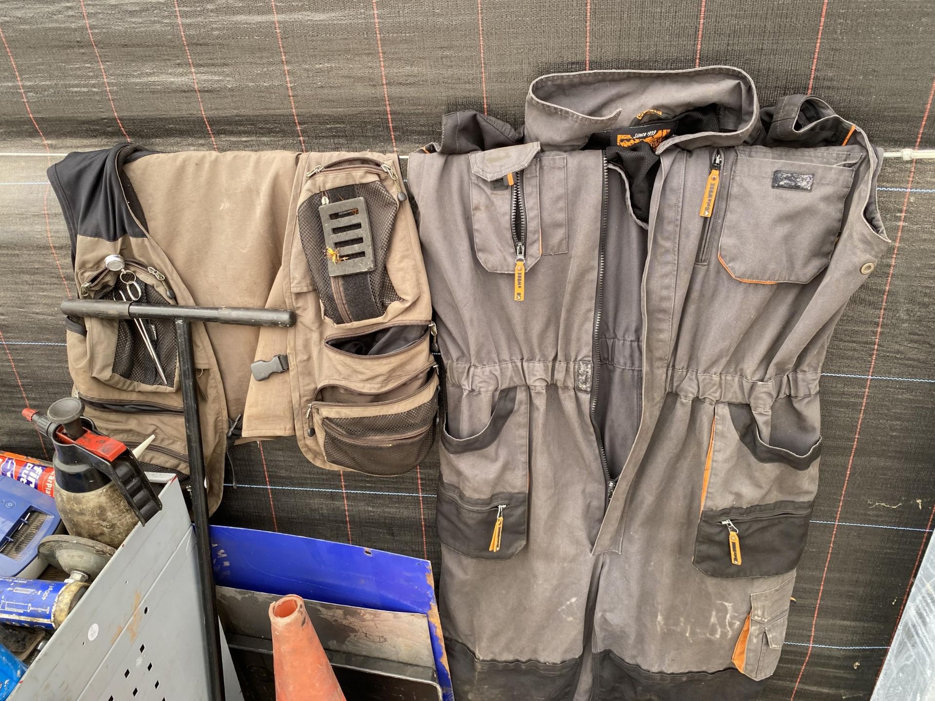A LARGE ASSORTMENT OF ITEMS TO IHNCLUDE OVERALLS, TOOLS AND ELECTRONICS ETC - Bild 2 aus 3