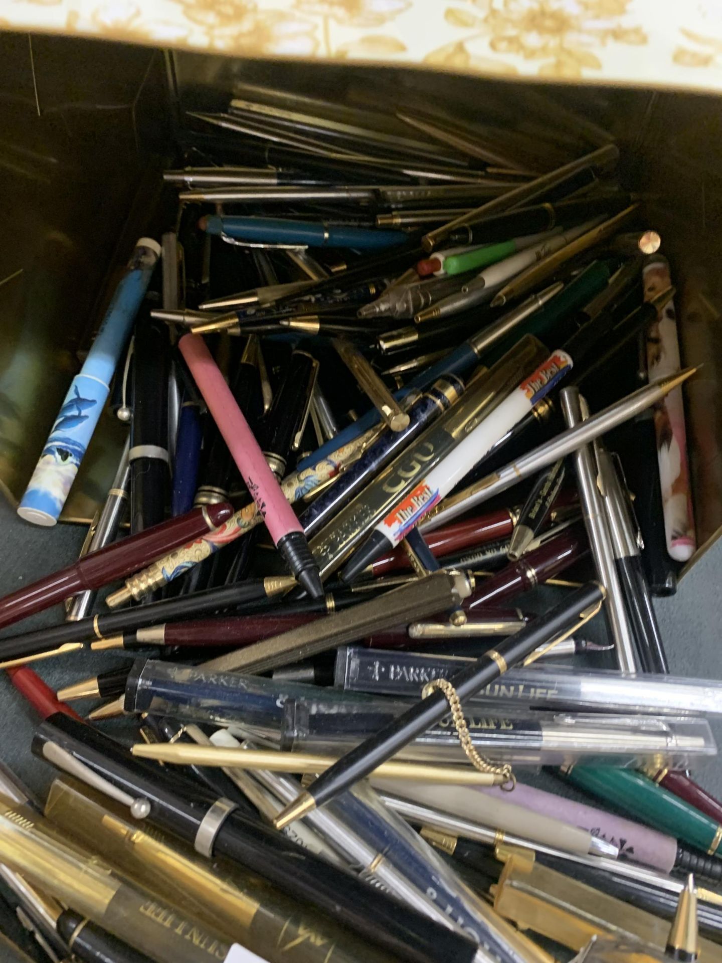 A LARGE QUANTITY OF PENS TO INCLUDE PARKER, ETC - Image 3 of 3