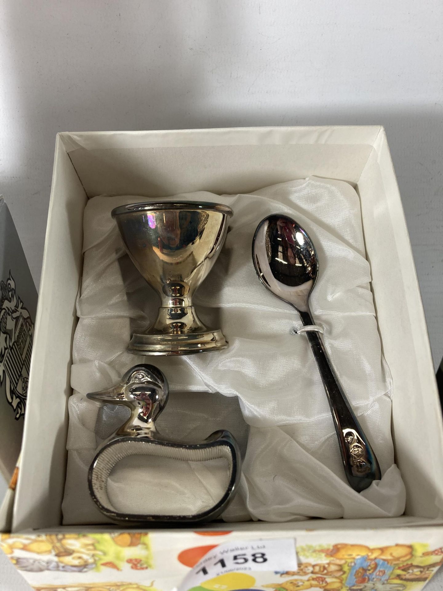 A QUANTITY OF SILVER PLATED BABY ITEMS TO INCLUDE A TANKARD, BOOTIE MONEY BOX, SMALL PLATE AND EGG - Image 3 of 5