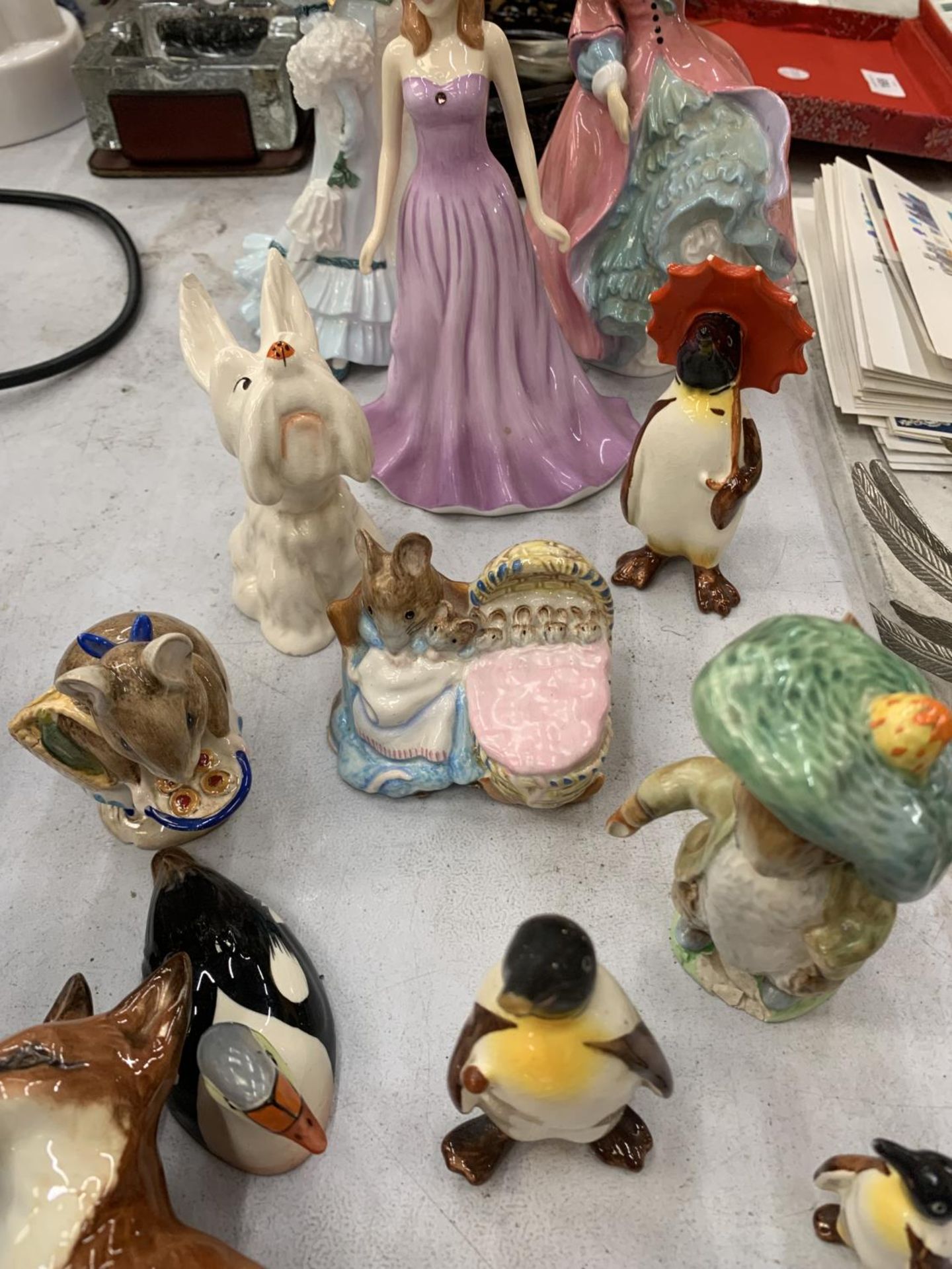A COLLECTION OF ROYAL DOULTON AND BESWICK ANIMALS AND LADY FIGURES - ALL A/F - Image 3 of 4