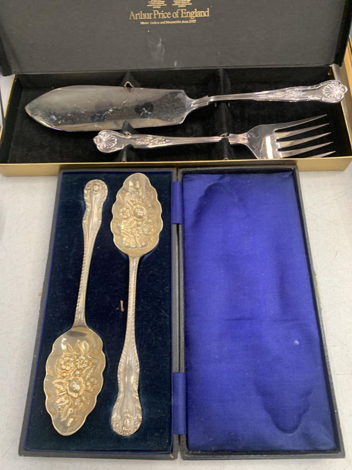 FOUR CASED VINTAGE SILVER PLATED FLATWARE SETS, BERRY SPOONS, ARTHUR PRICE ETC - Image 2 of 5