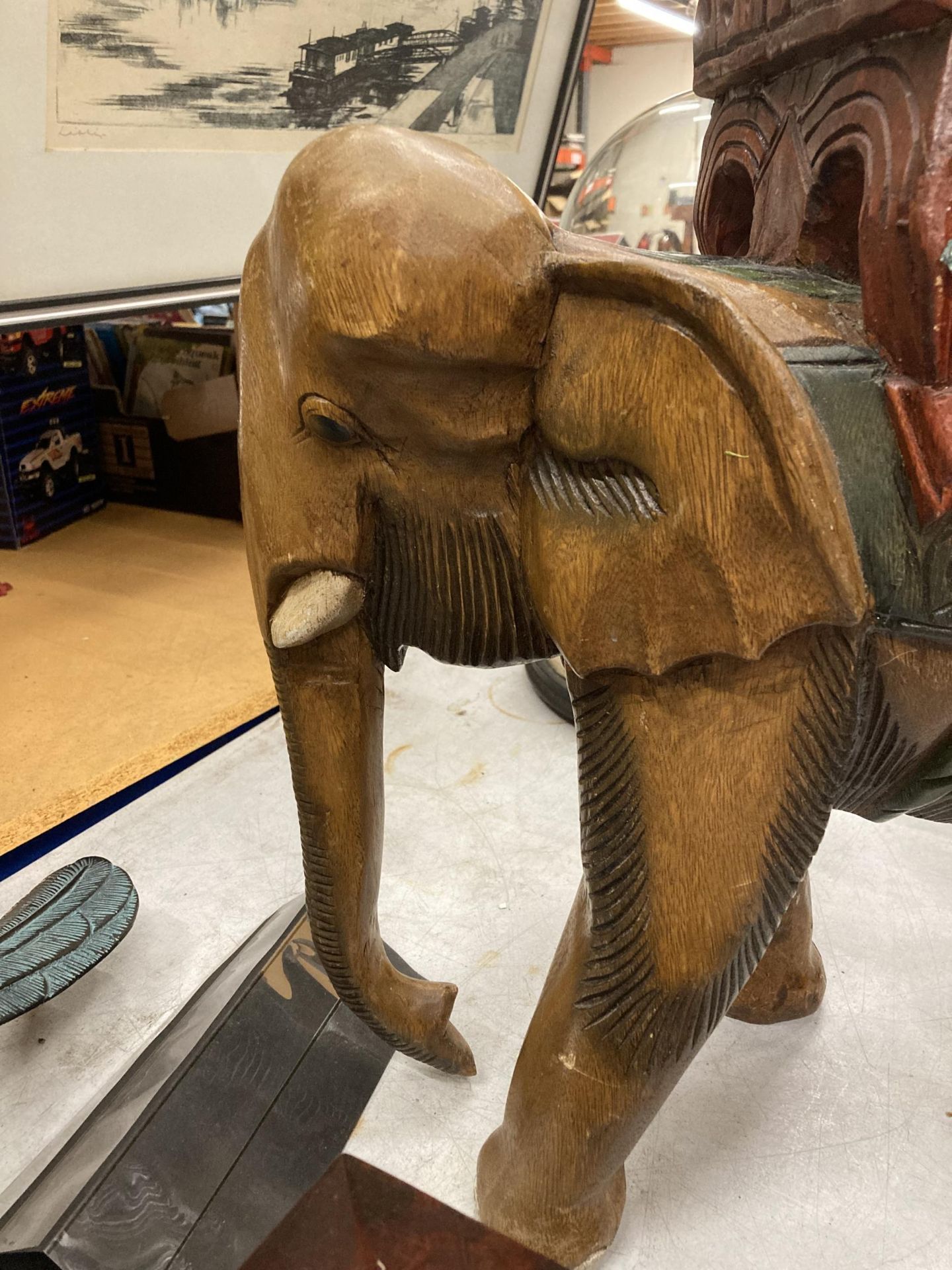 A LARGE WOODEN ELEPHANT PLANT STAND HEIGHT 47CM, LENGTH 48CM - Image 3 of 4