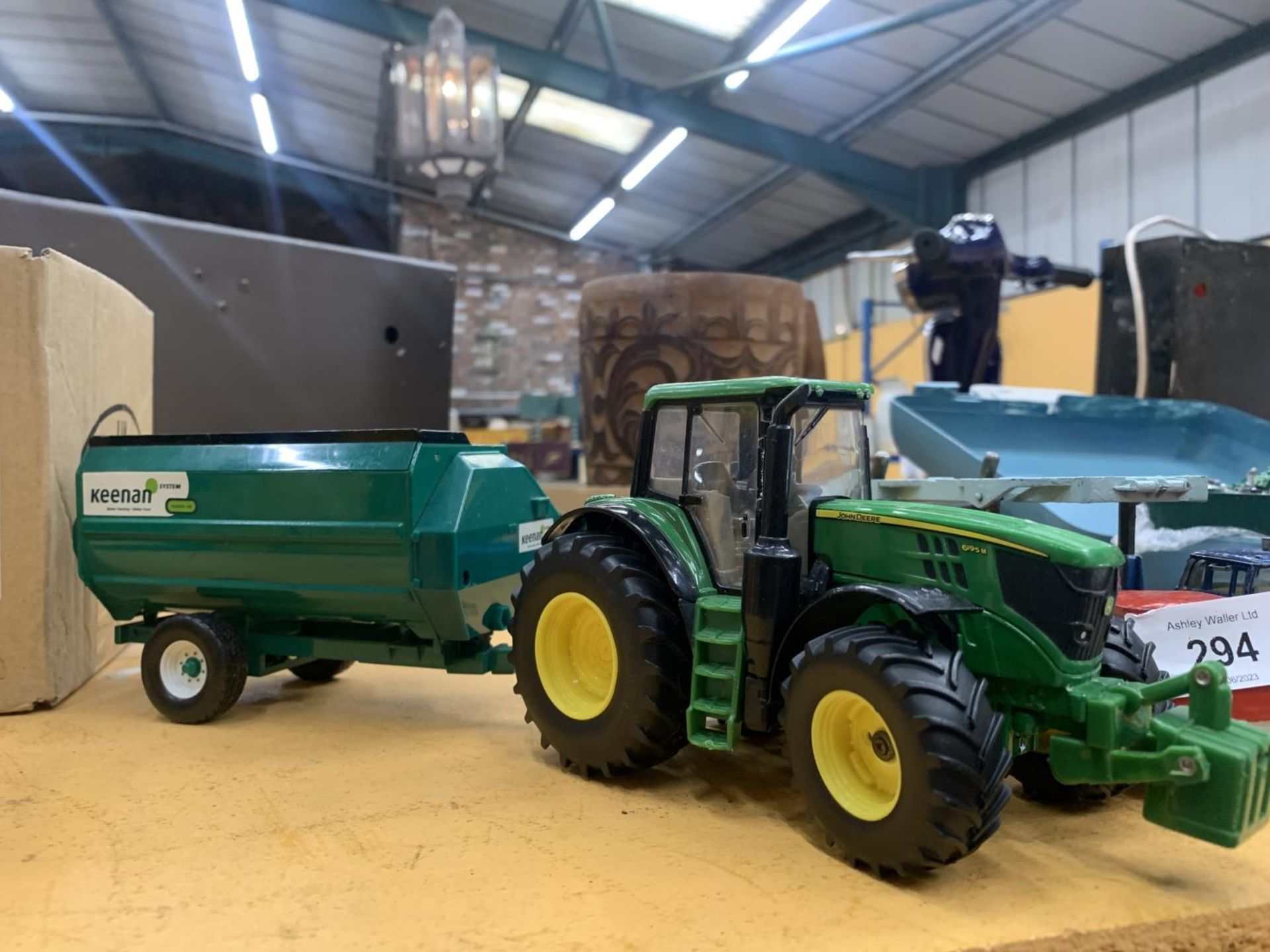 AN ERTL BRITAINS JOHN DEERE TRACTOR 8191 WITH A KEENAN SYSTEM MUCK SPREADER - Image 3 of 4