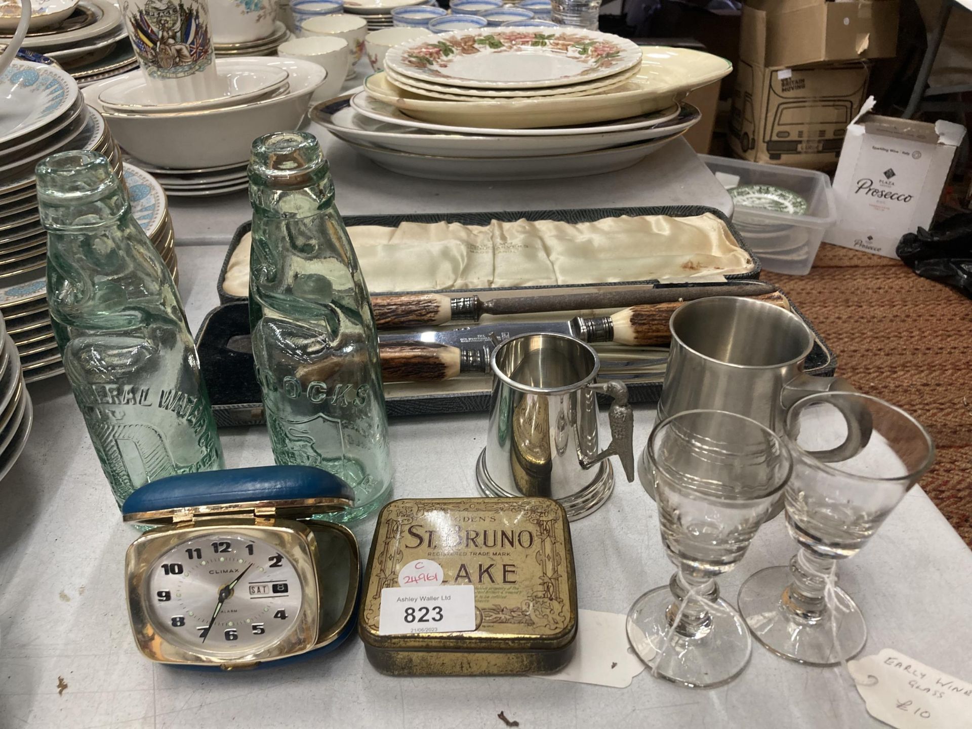 A MIXED VINTAGE LOT TO INCLUDE HORN HANDLED CARVING SET, EARLY WINE GLASSES, COD BOTTLES, CLIMAX