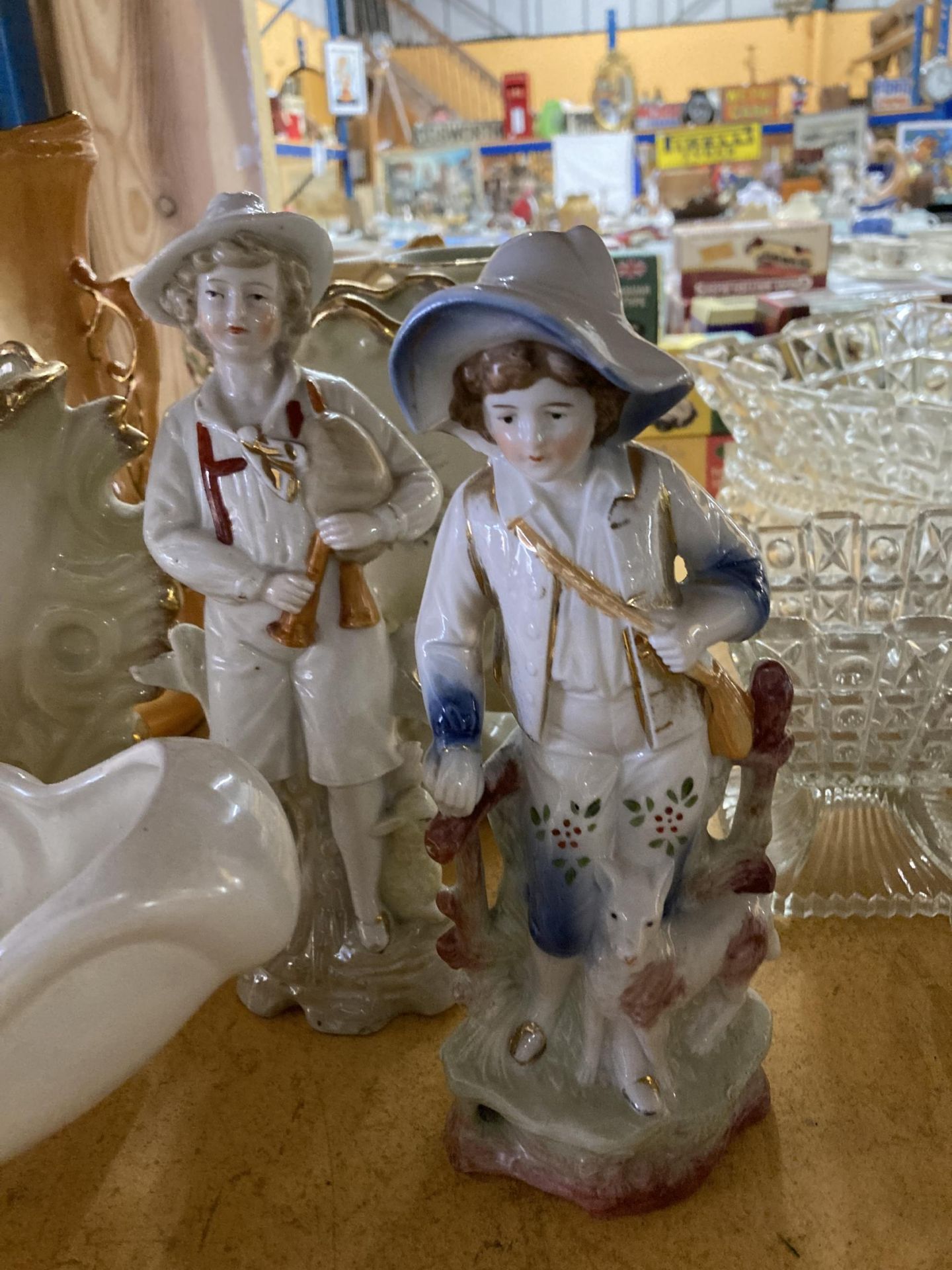 A LARGE QUANTITY OF VINTAGE CERAMIC ITEMS TO INCLUDE VASES, A PLANTER BOWLS, FIGURES, ETC - Image 5 of 5