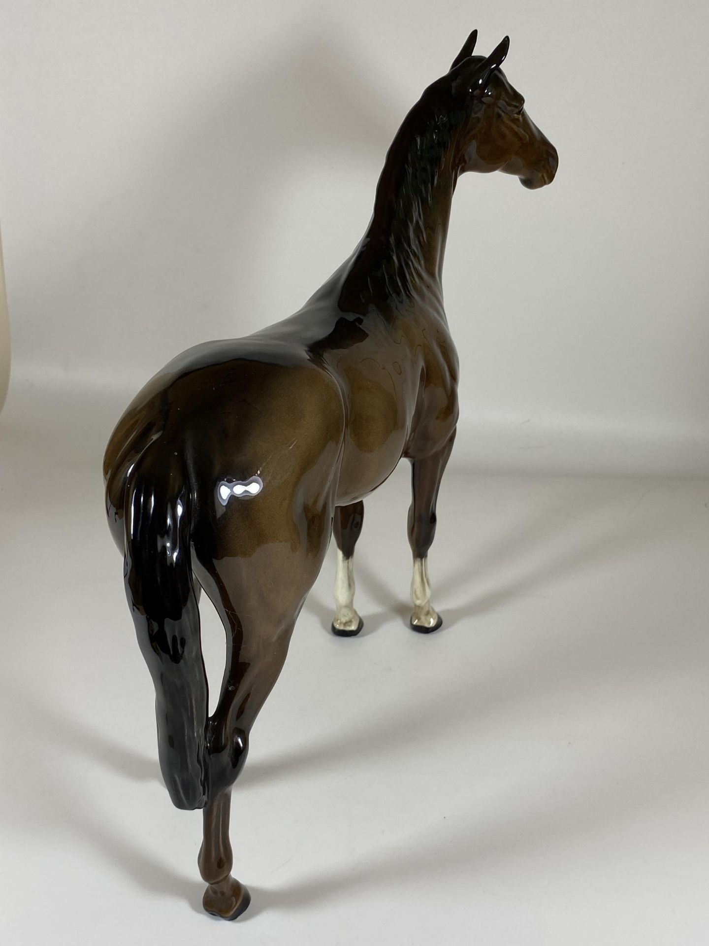 A LARGE BESWICK HUNTER RACEHORSE '1771' BROWN GLOSS HORSE FIGURE, HEIGHT 30CM - Image 2 of 3