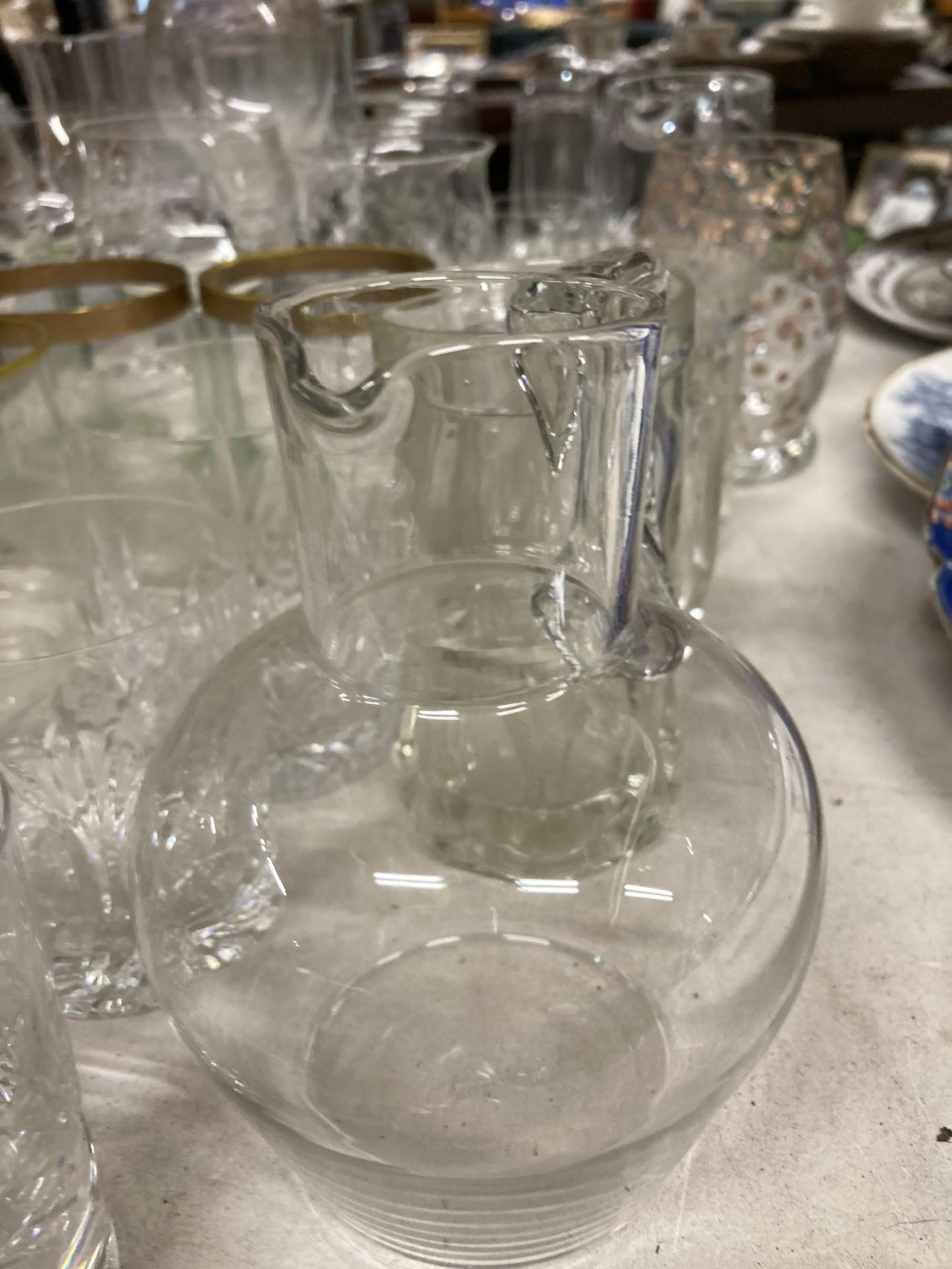 A LARGE QUANTITY OF GLASSES TO INCLUDE WINE, SHERRY, TUMBLERS, JUGS, ETC - Image 2 of 3