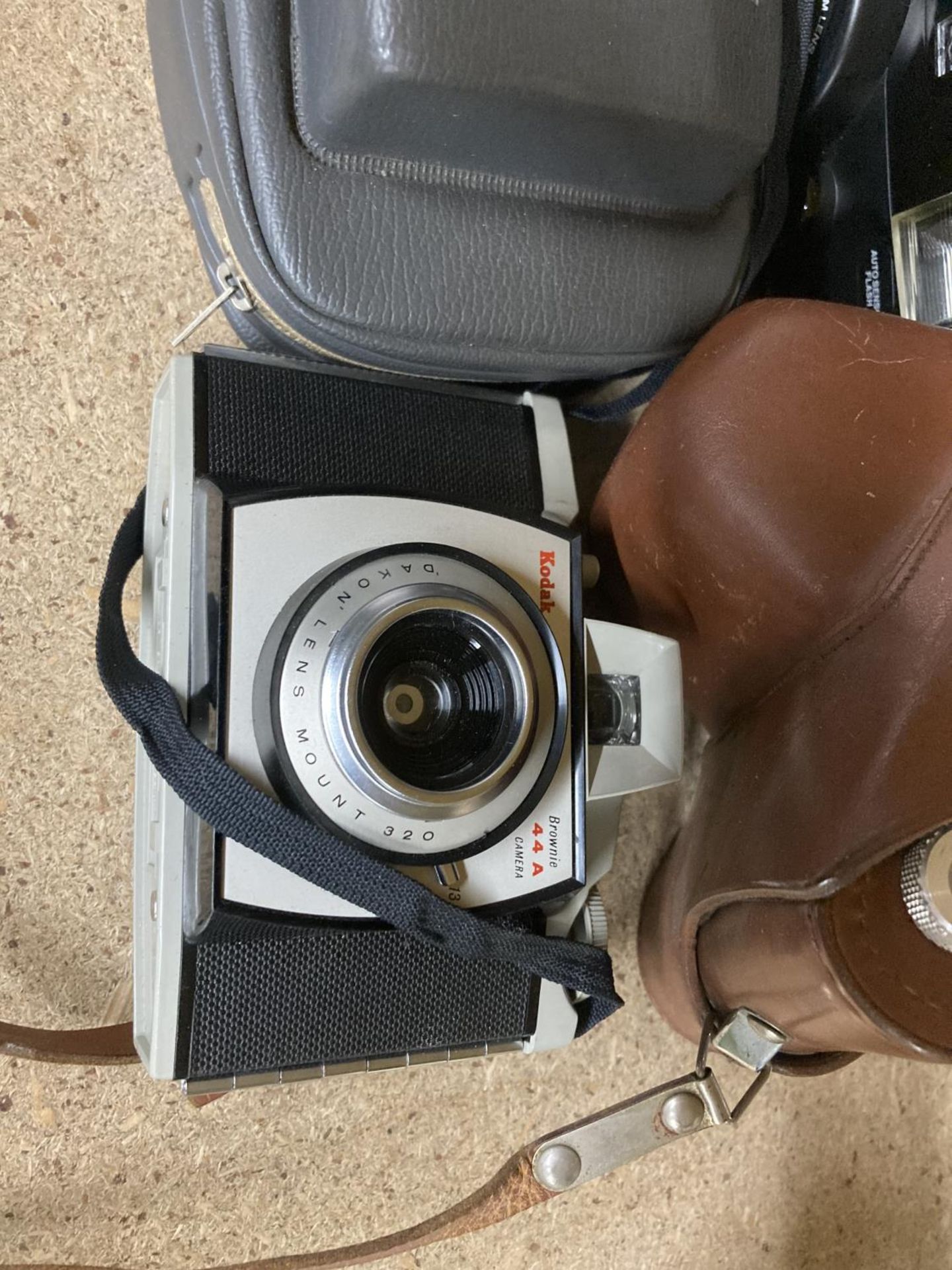 A GROUP OF VINTAGE CAMERAS, KODAK, ZENIT ETC - Image 2 of 4