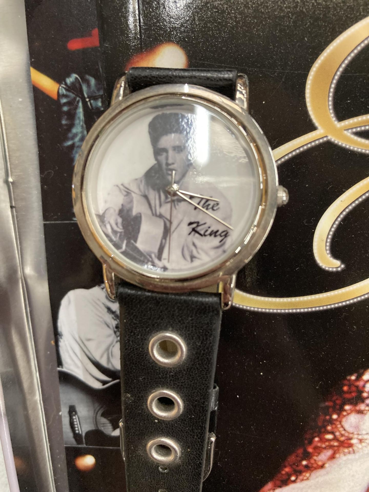 AN ELVIS WRISTWATCH PLUS A BOOK AND MAGNETS IN A PRESENTATION TIN - Image 3 of 3
