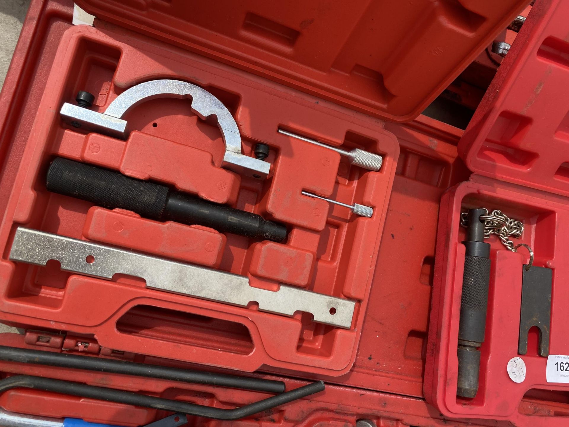 A LARGE ASSORTMENT OF CASED TOOLS TO INCLUDE AN ENGINE TIMING SET ETC - Image 3 of 4