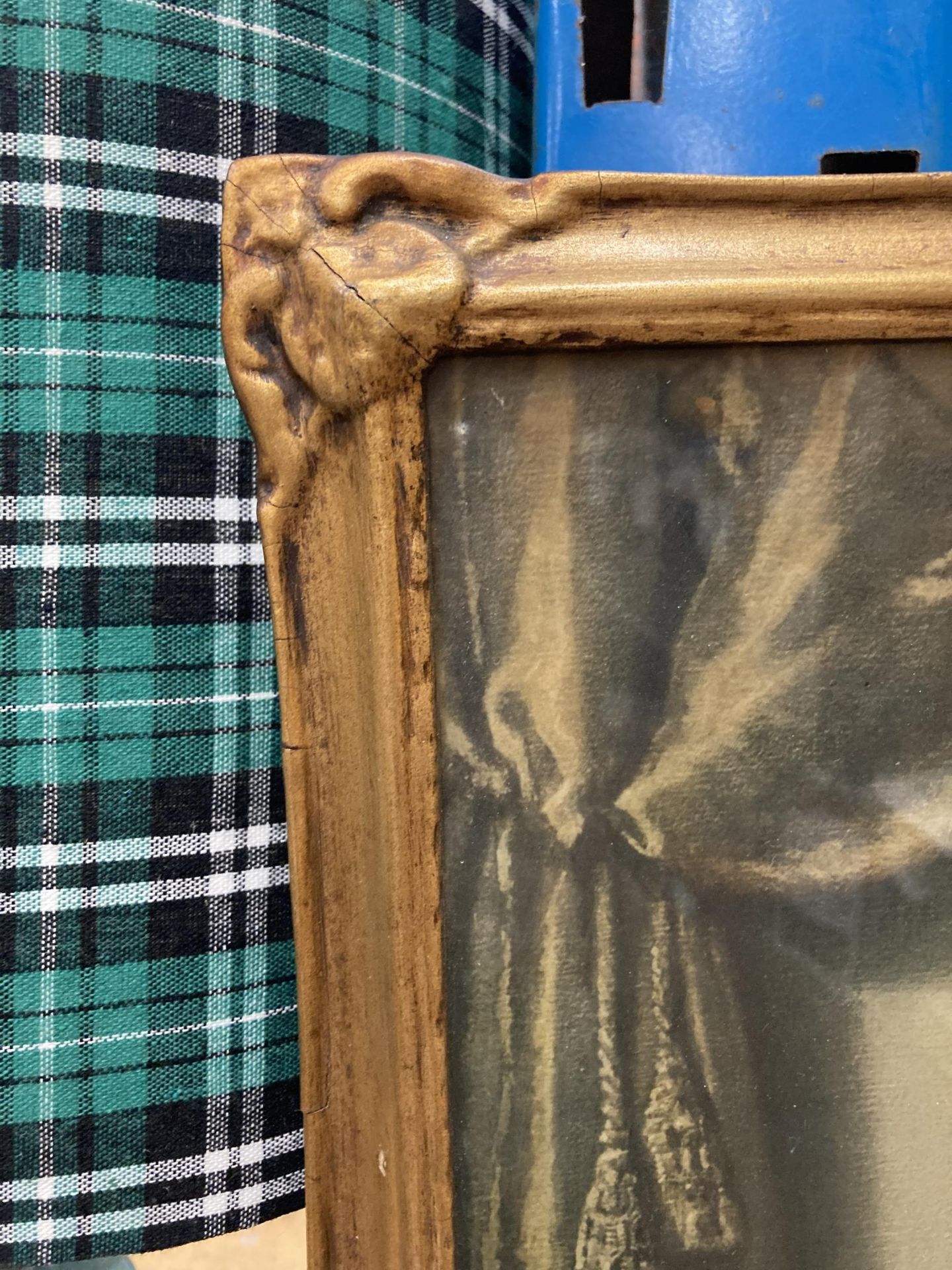 A FRAMED VICTORIAN PRINT IN A GILT FRAME - Image 2 of 3