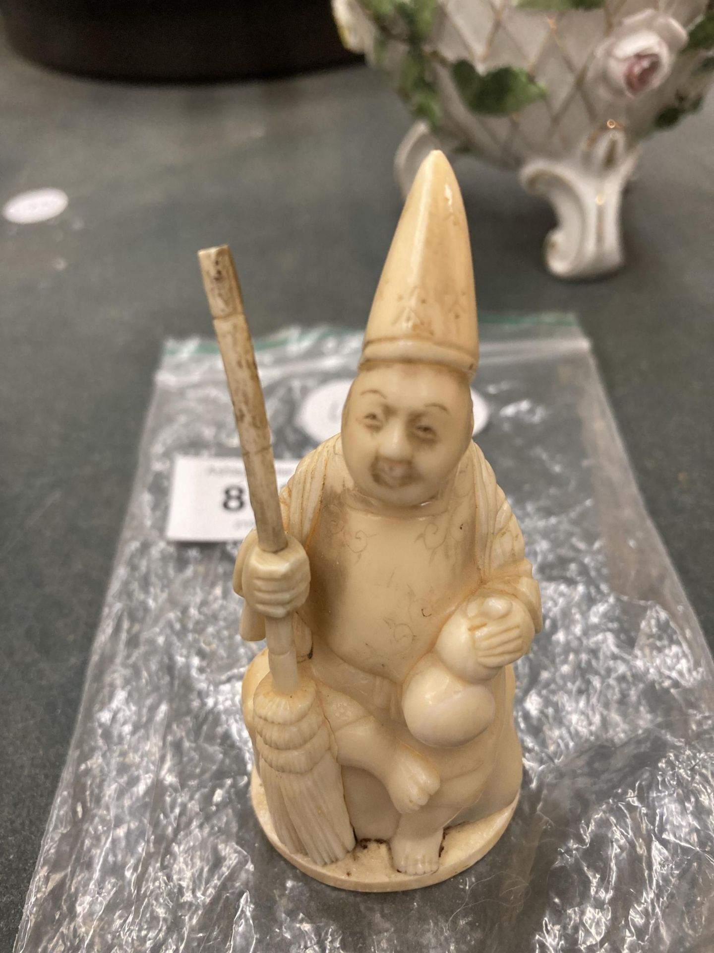 A CARVED BONE FIGURE HEIGHT 9CM - Image 2 of 4