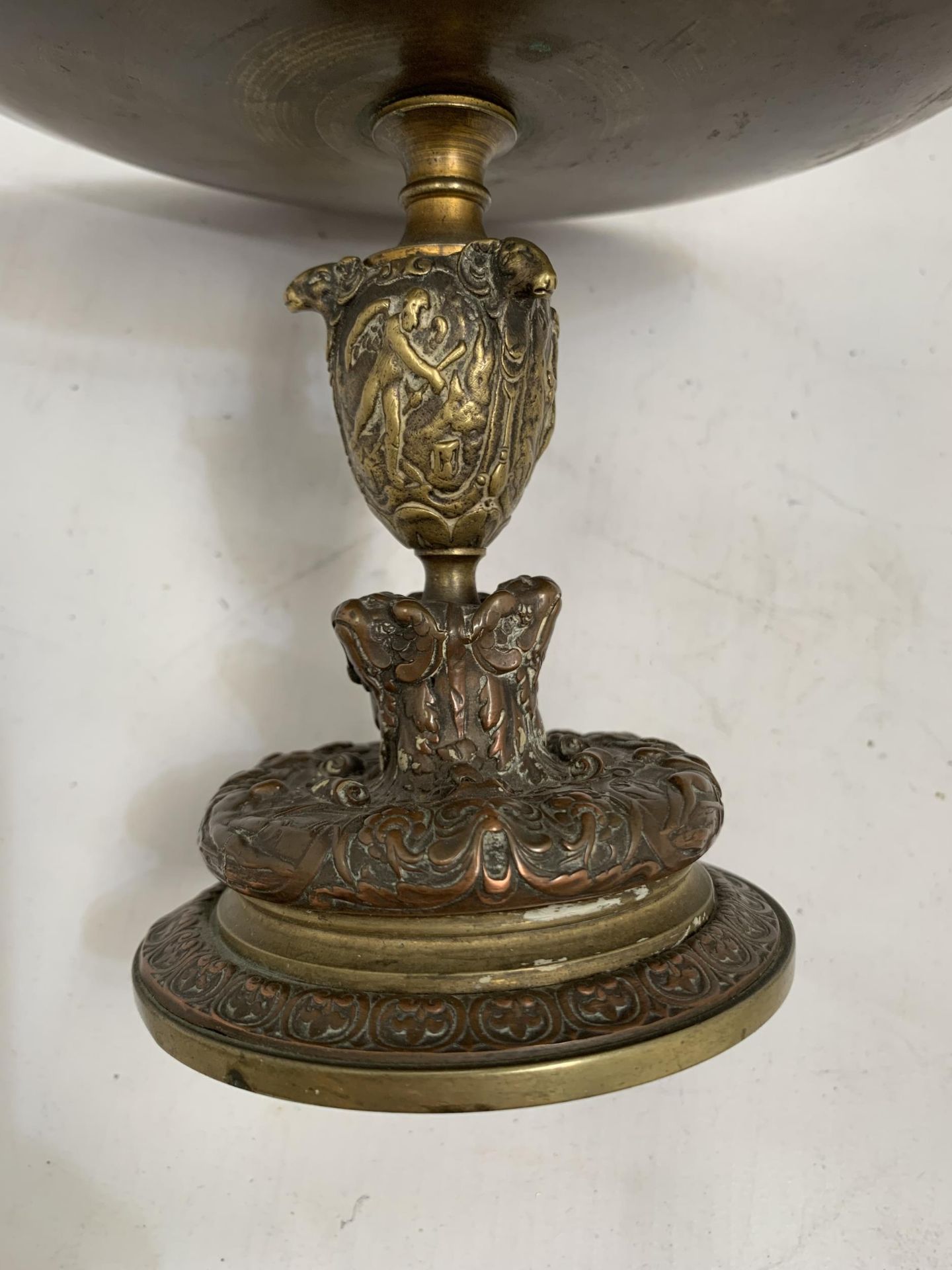 A VINTAGE BRASS AND COPPER PEDESTAL COMPORT, HEIGHT 13CM - Image 3 of 4