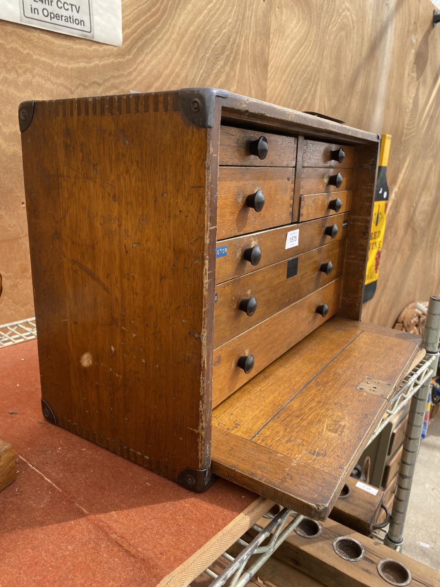 A VINTAGE 'MOORE & WRIGHT' OAK ENGINEERS CHEST OF 5 SHORT AND 3 LONG DRAWERS WITH DROP DOWN FRONT - Image 3 of 13