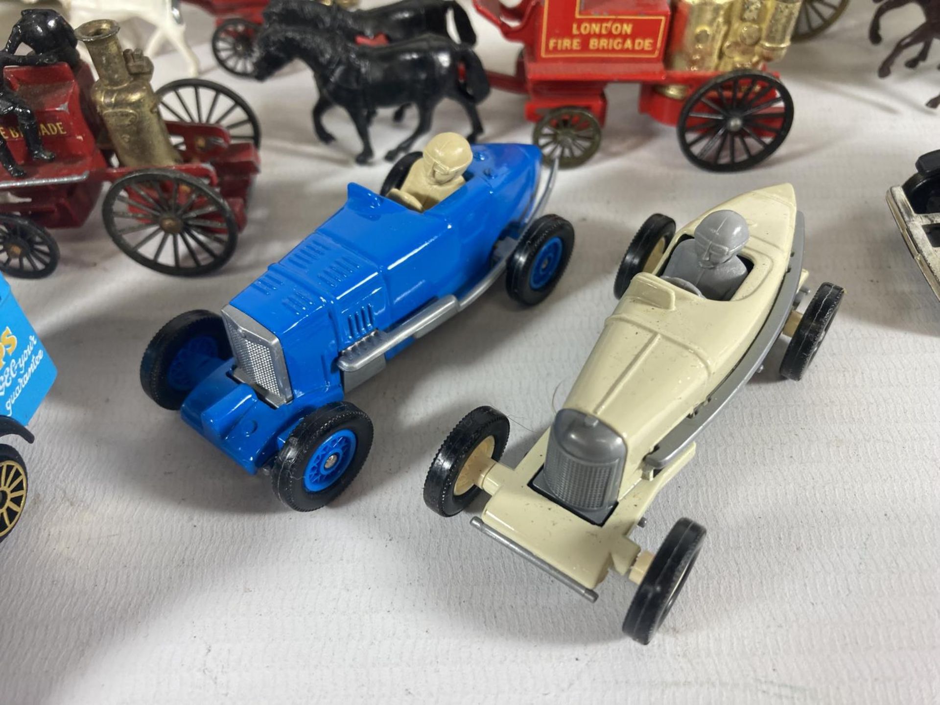 A TRAY OF LLEDO HORSE DRAWN VEHICLES AND SOME BOXED CORGI VINTAGE VANS - Image 3 of 5