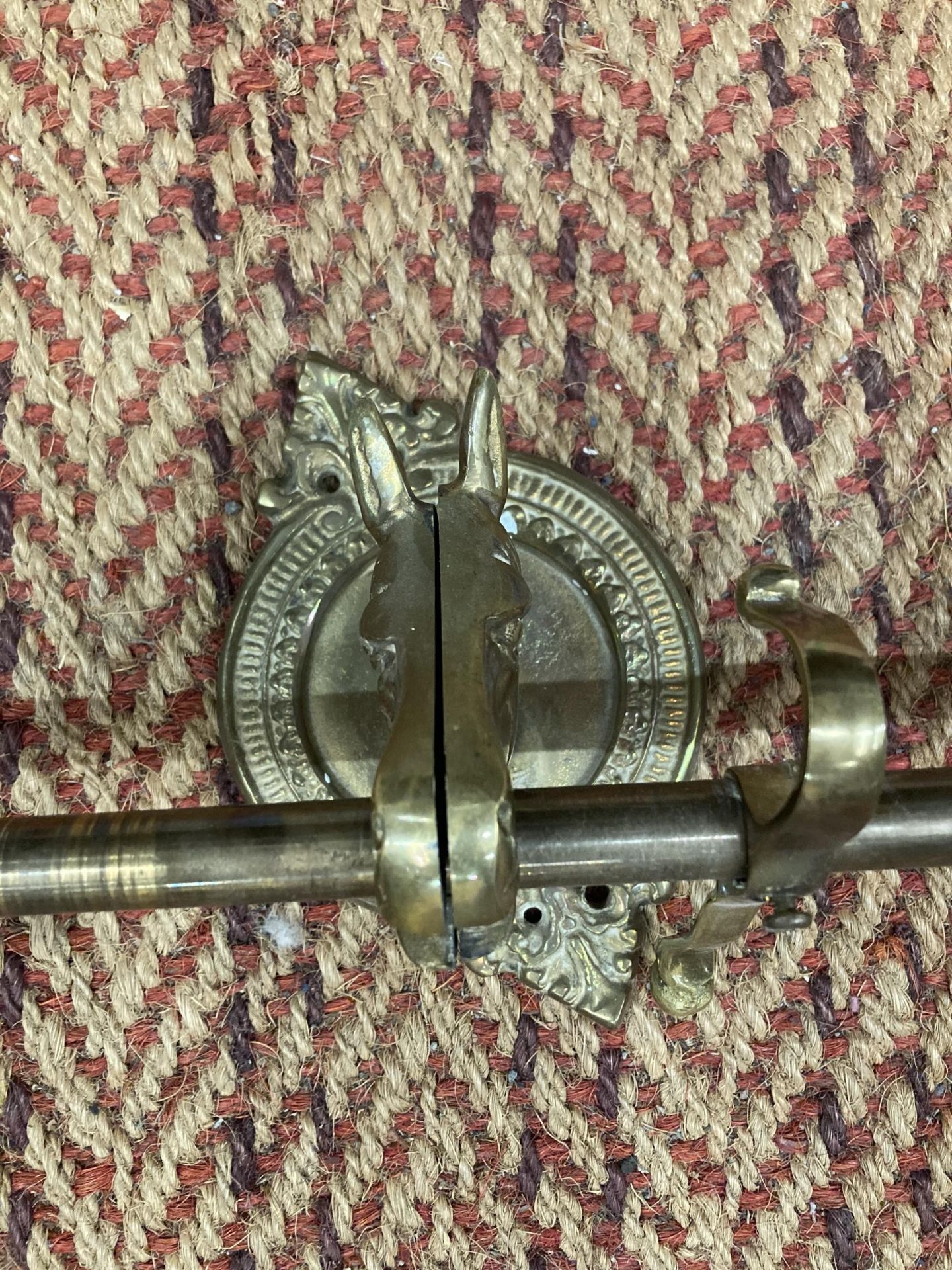 A VINTAGE BRASS CURTAIN POLE WITH HORSE HEAD BRACKETS - Image 2 of 5