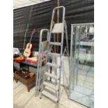 A SIX RUNG ALUMINIUM STEP LADDER AND A FURTHER FOUR RUNG ALUMINIUM STEP LADDER