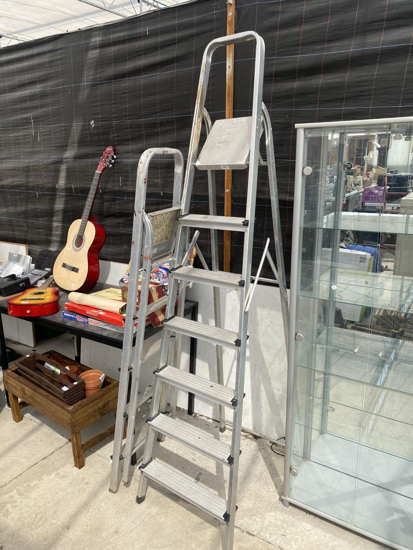 A SIX RUNG ALUMINIUM STEP LADDER AND A FURTHER FOUR RUNG ALUMINIUM STEP LADDER