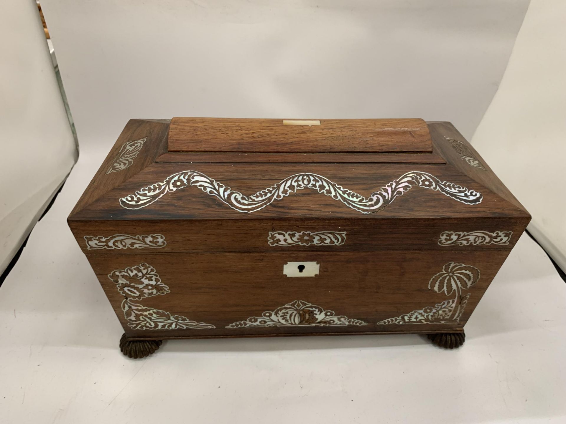 AN ANTIQUE ROSEWOOD AND MOTHER OF PEARL TEA CADDY WITH TWO INNER COMPARTMENTS AND CUT GLASS BOWL