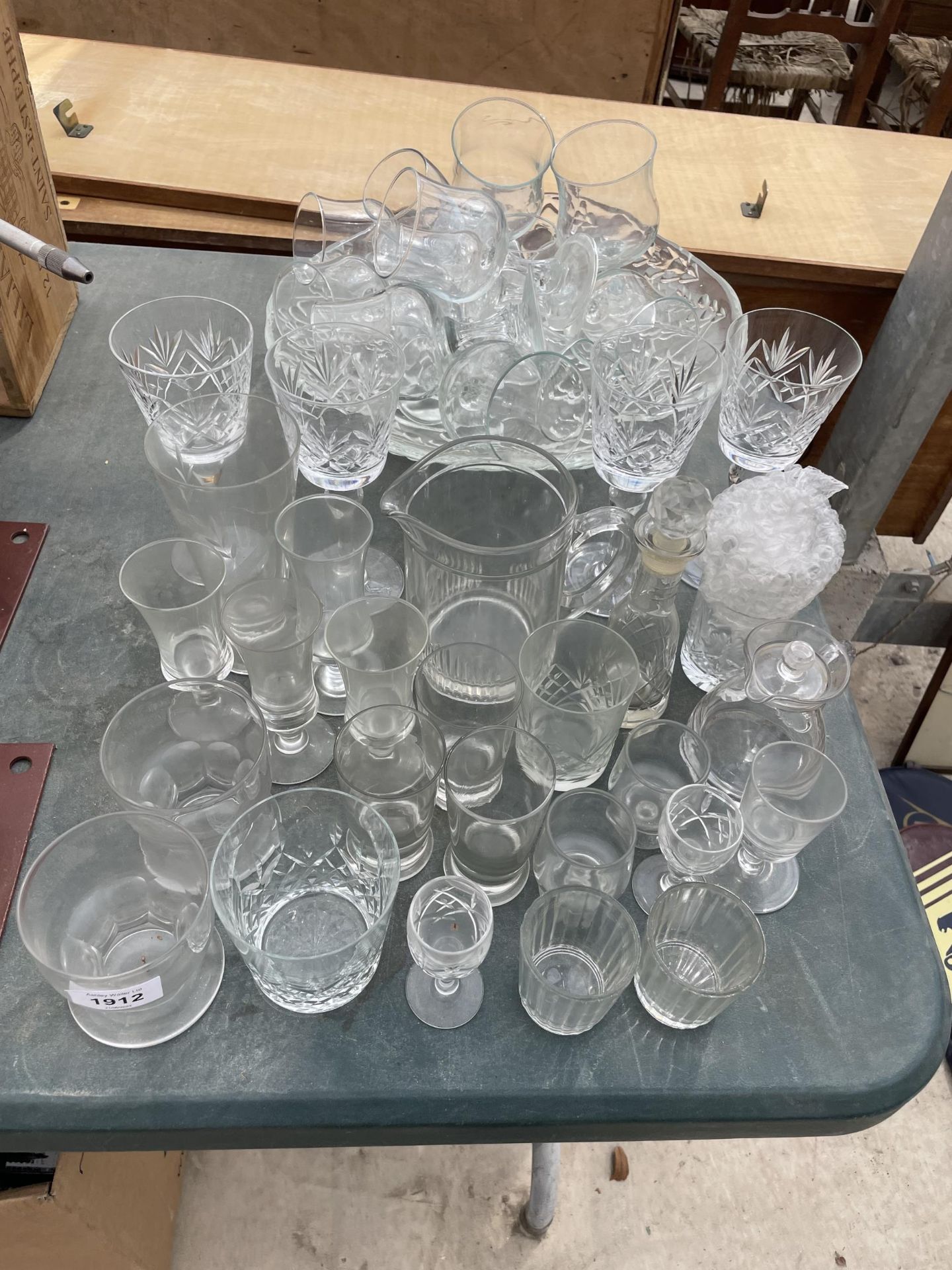 A LARGE QUANTITY OF GLASS WARE TO INCLUDE A BOWL AND WINE GLASSES